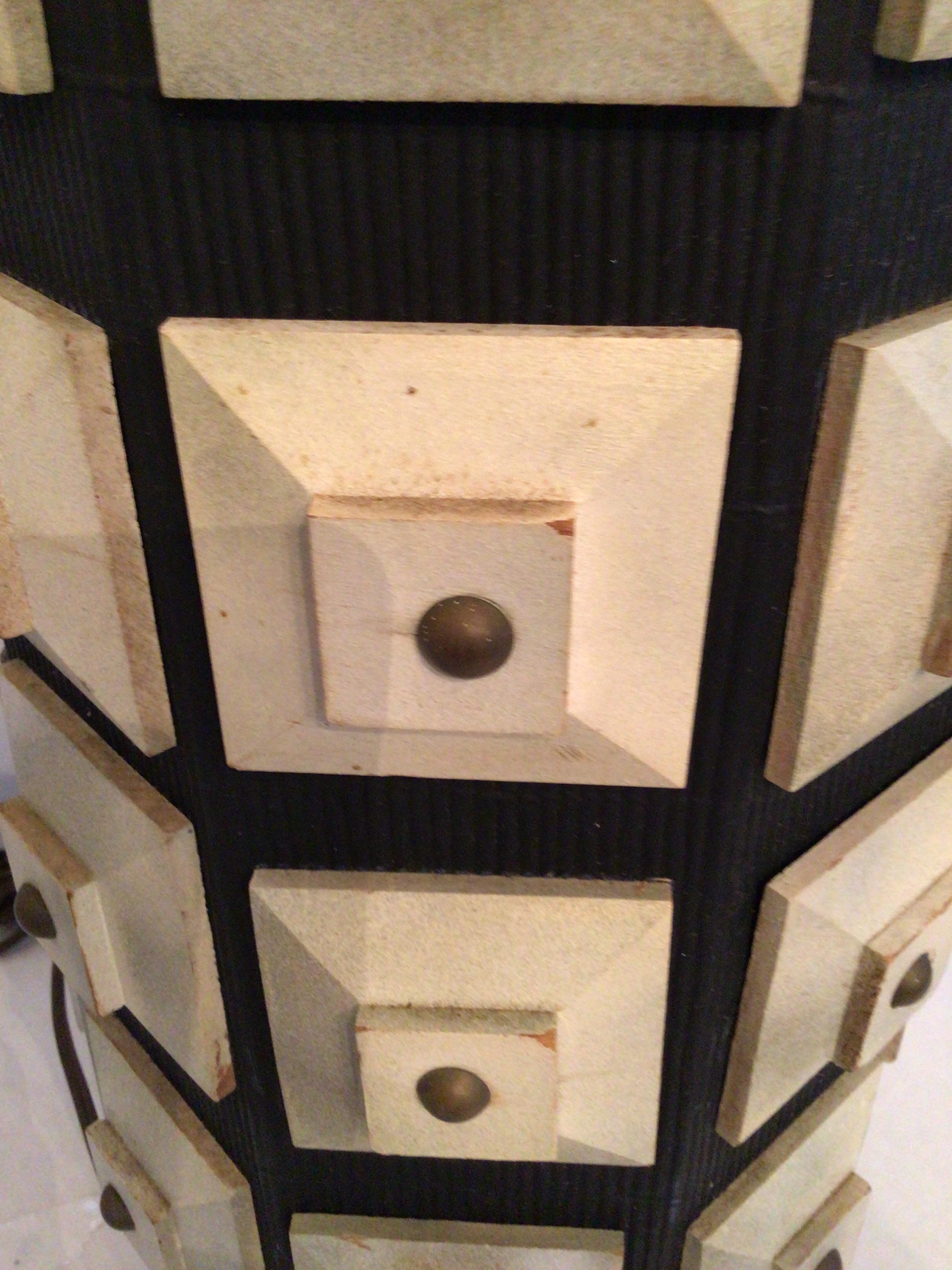 Métal Lampe de table des années 1950 à motif géométrique en relief en vente