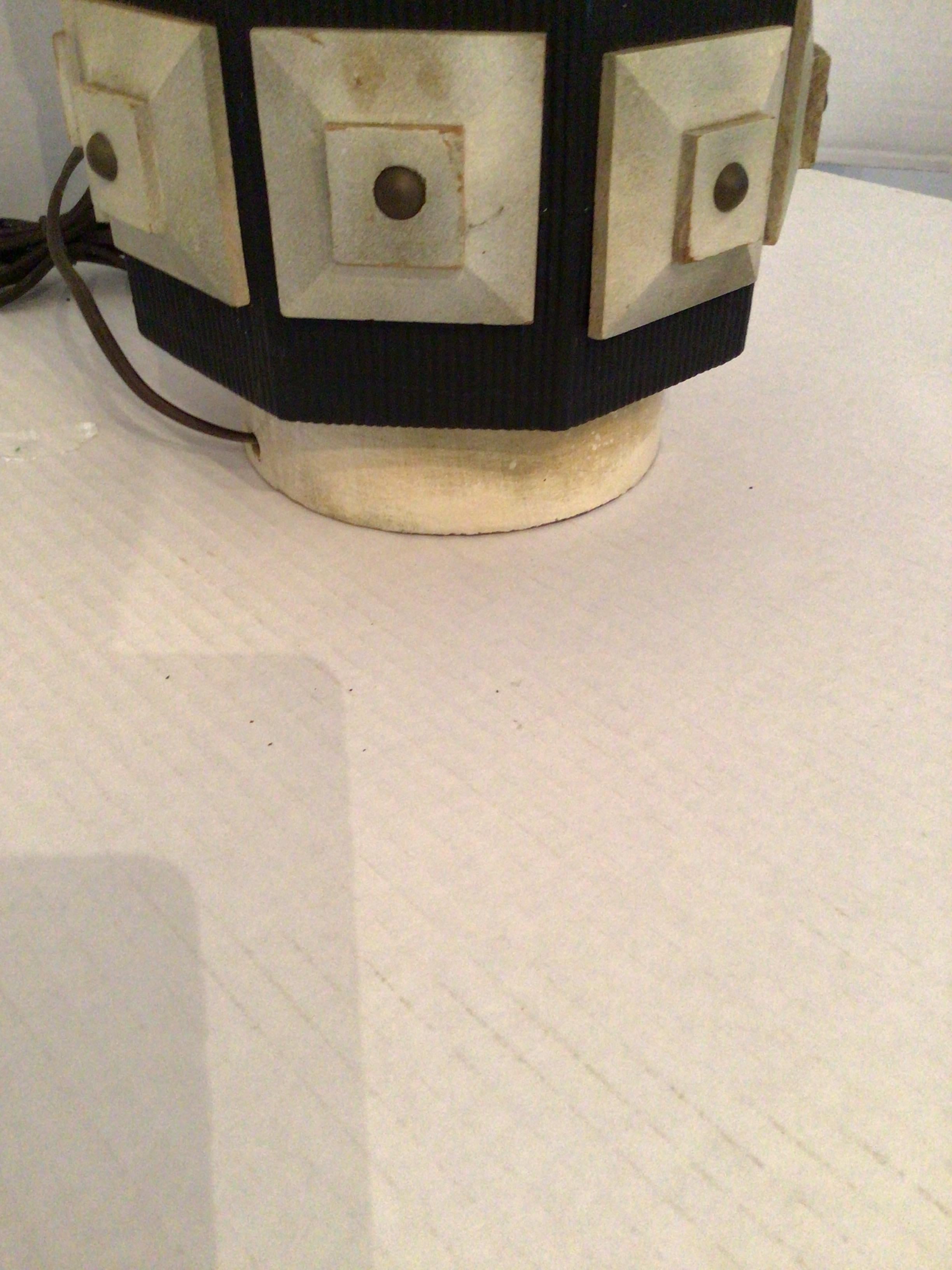 Lampe de table des années 1950 à motif géométrique en relief en vente 1