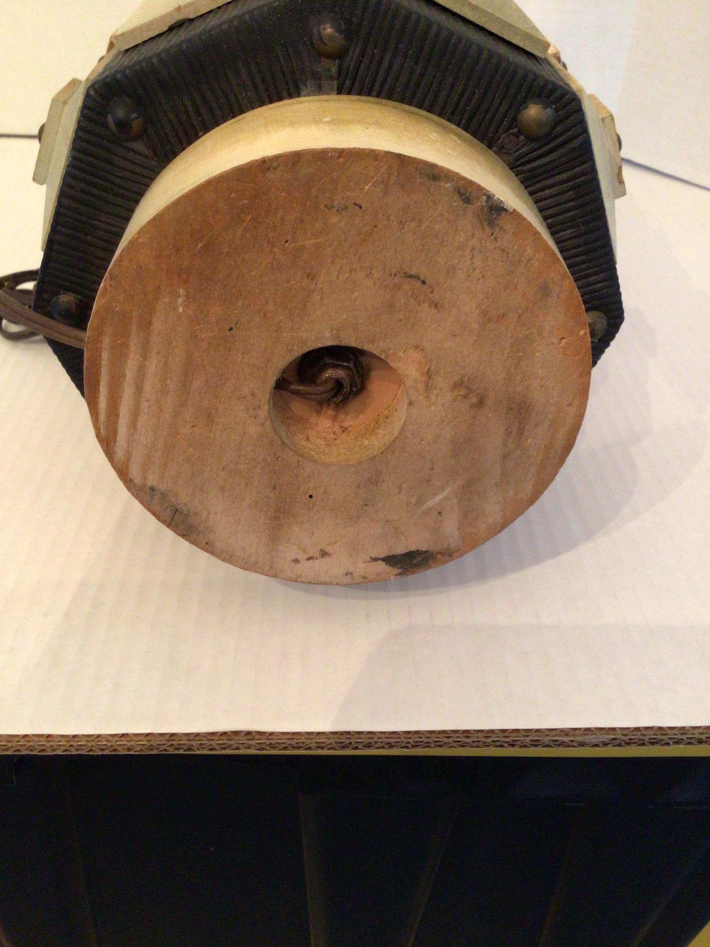 Lampe de table des années 1950 à motif géométrique en relief en vente 2