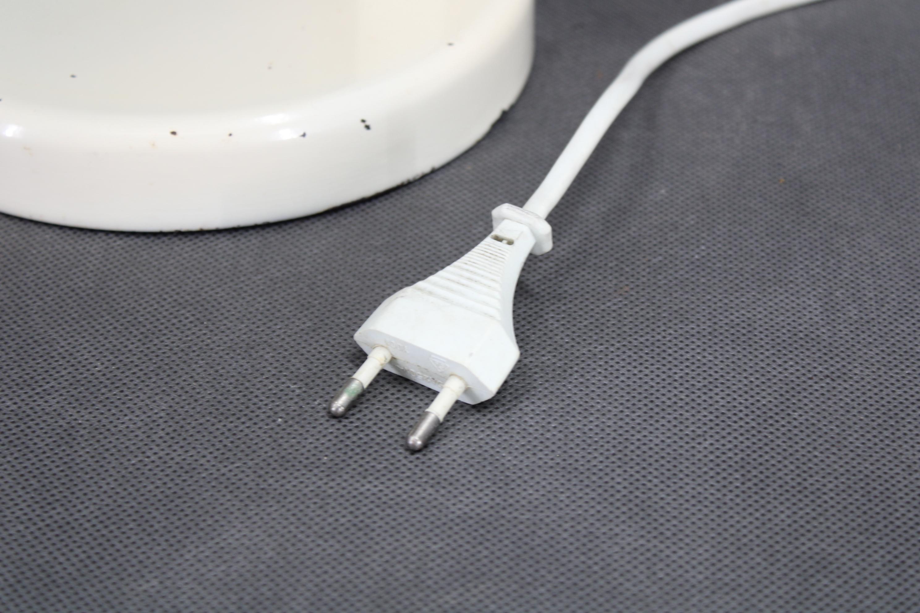 1950s Table Lamp with Aluminium Lampshade, Czechoslovakia en vente 8