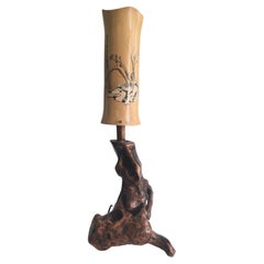 Lampada da tavolo anni '50 con base in legno driftwood e paralume in bambù dipinto