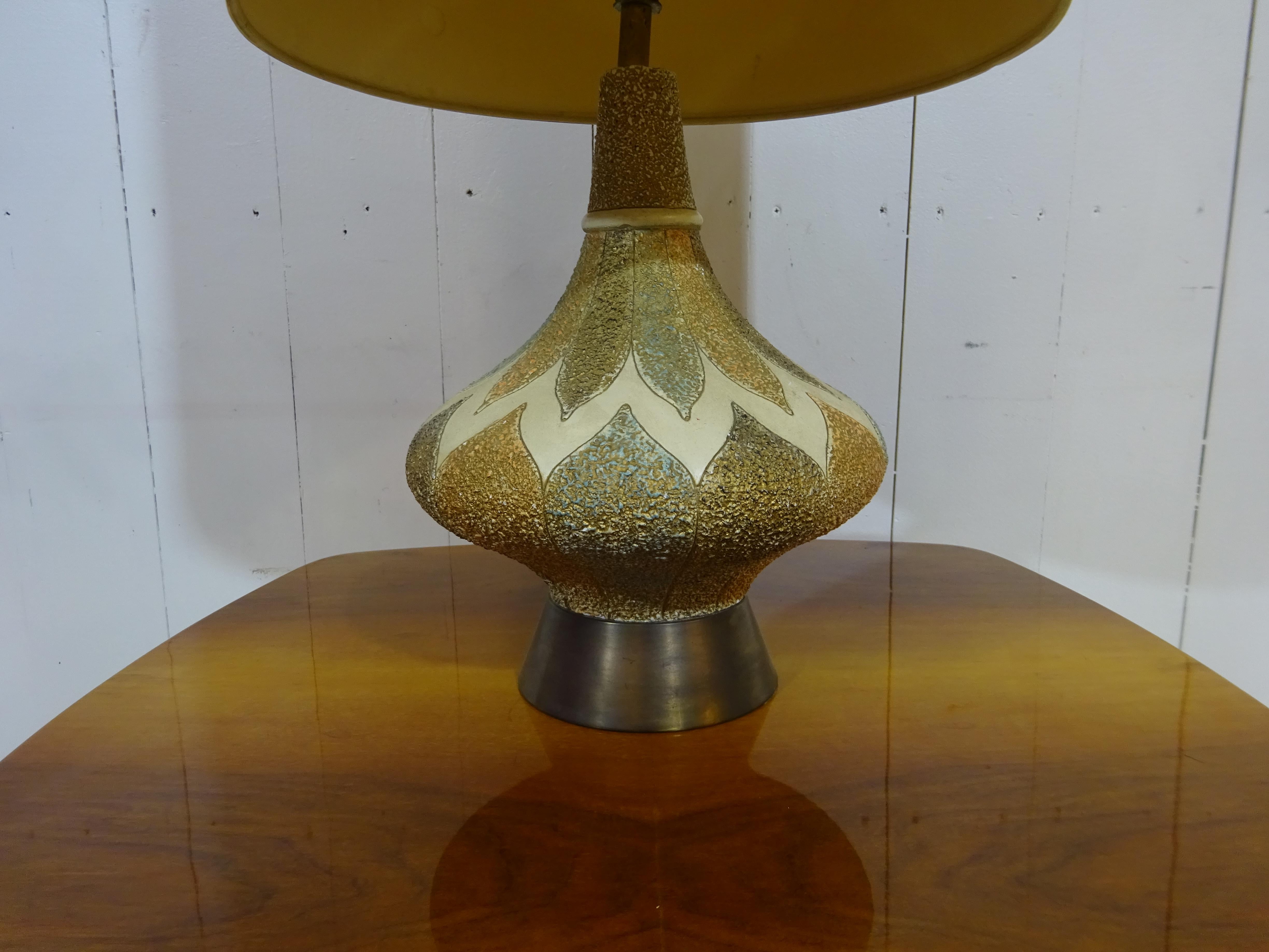 Mid-Century Modern 1950's Table Lamp with Patterned Porcelain Base For Sale