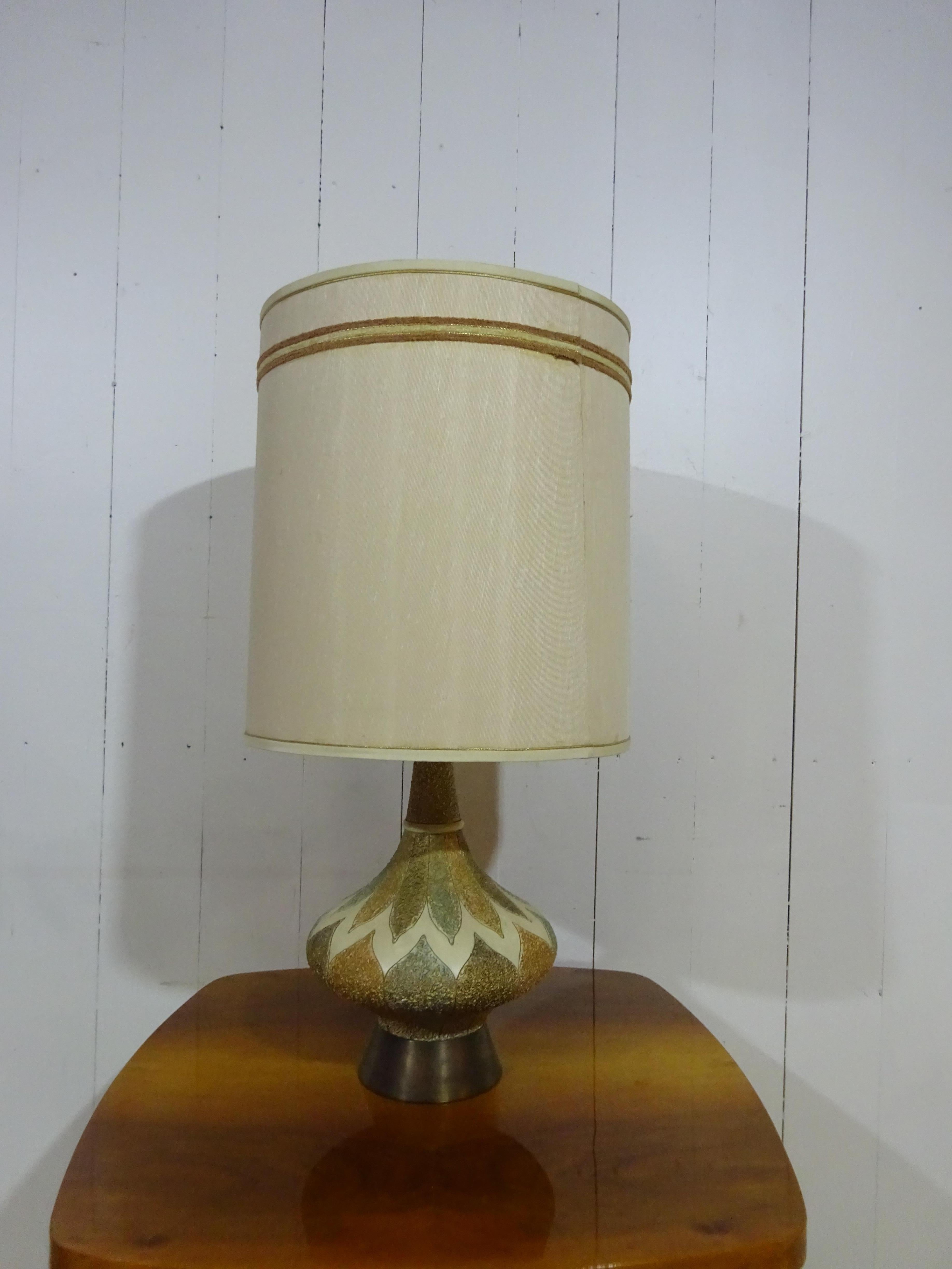 1950's Table Lamp with Patterned Porcelain Base In Good Condition For Sale In Tarleton, GB