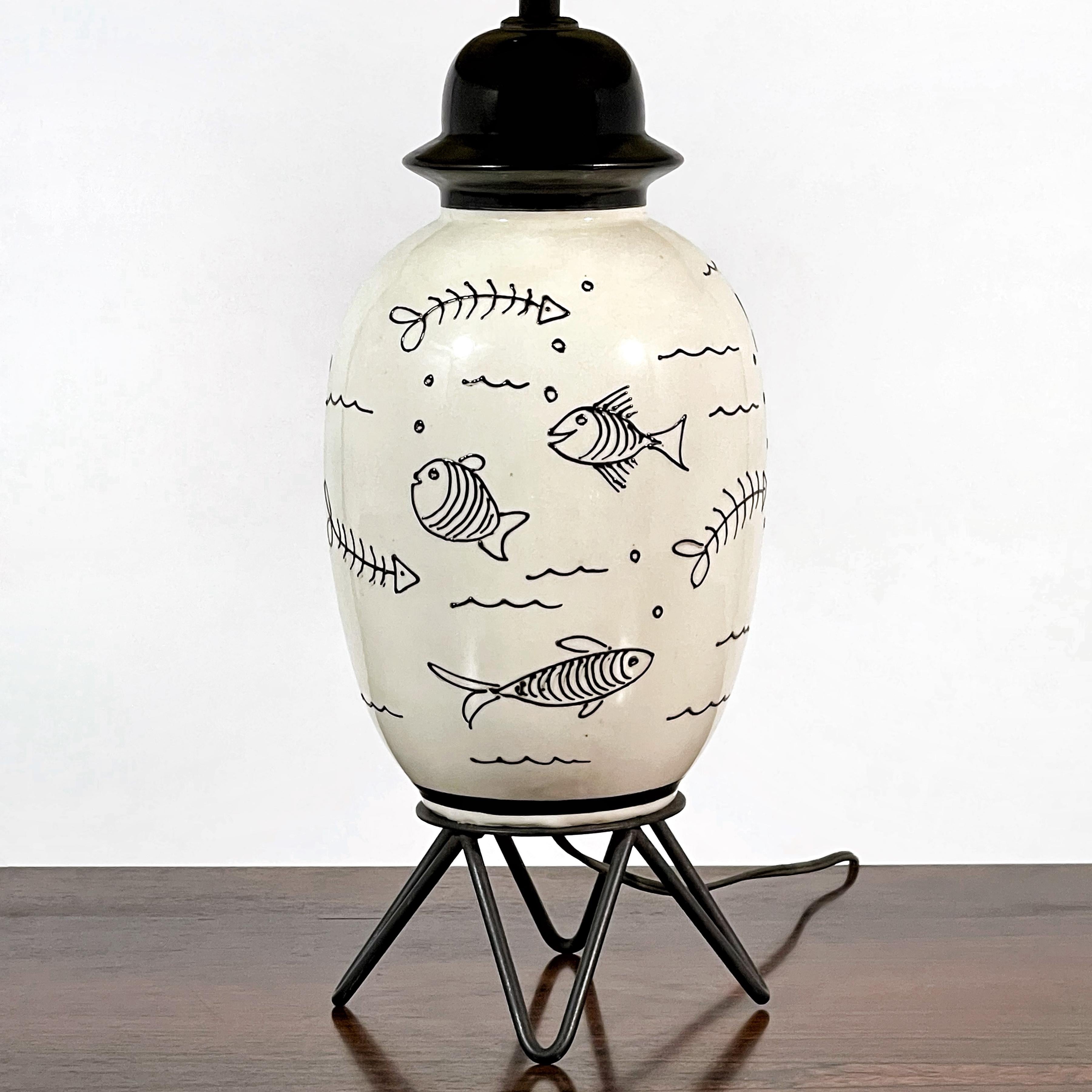 Lampe de table des années 1950 avec motif de poisson fantaisiste en vente 3