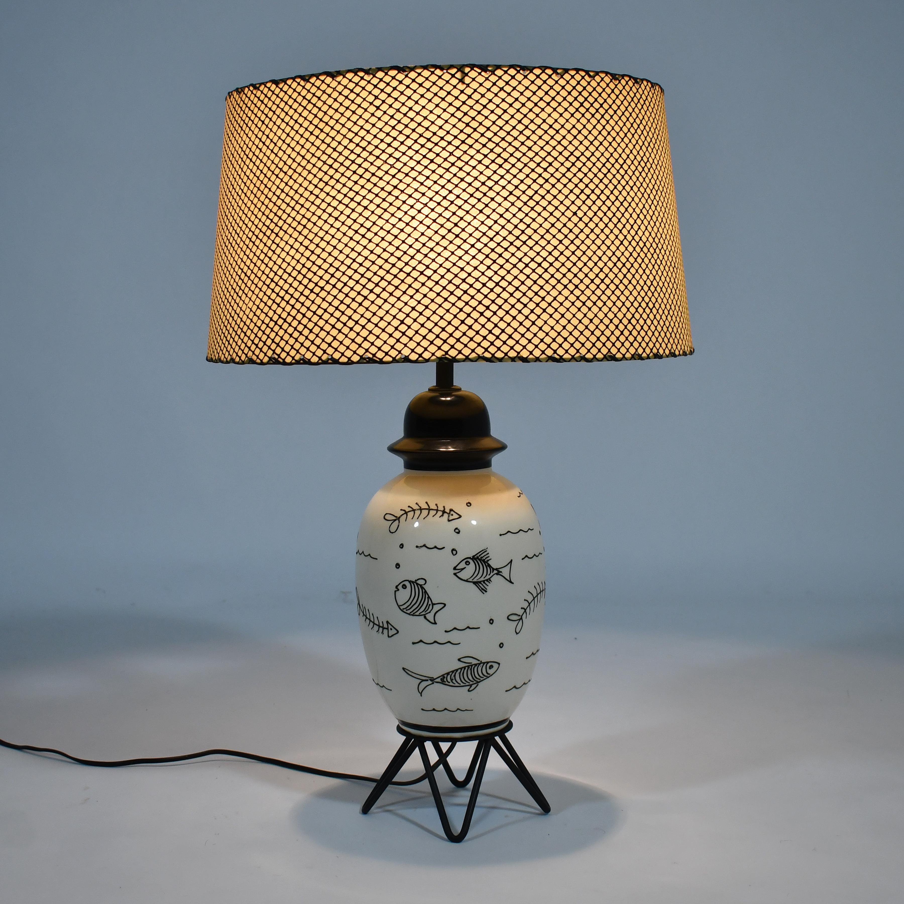 Mid-Century Modern Lampe de table des années 1950 avec motif de poisson fantaisiste en vente