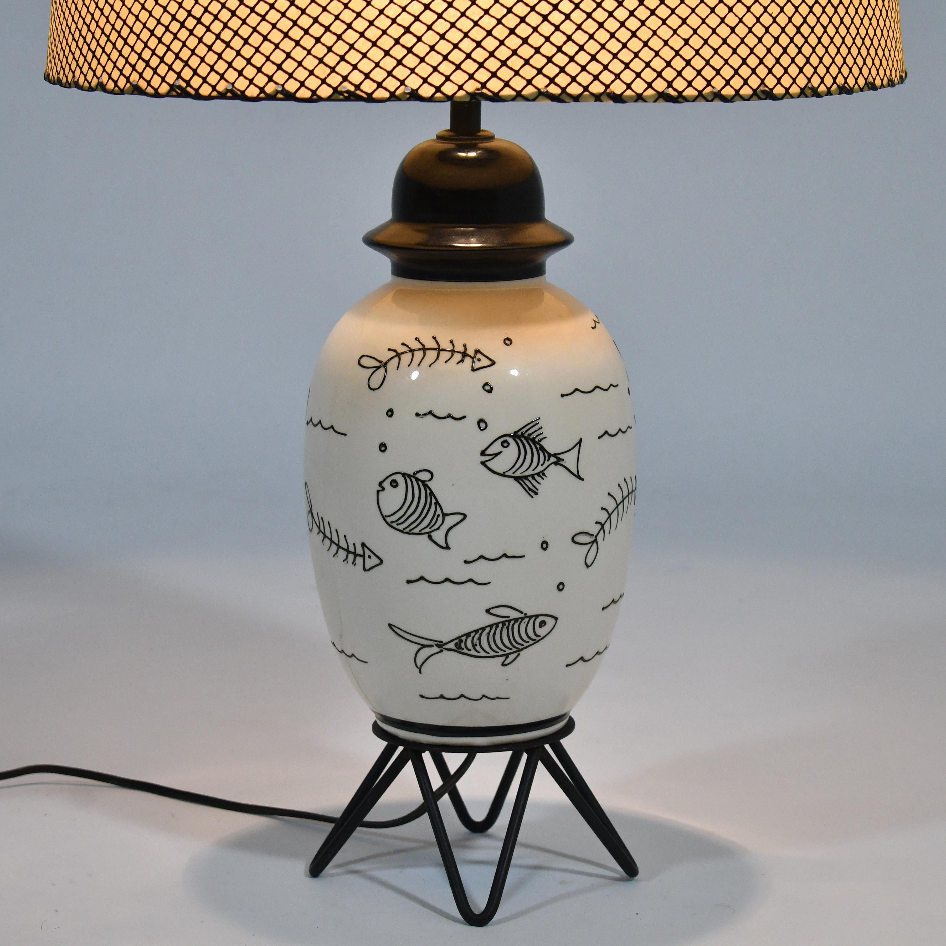 Américain Lampe de table des années 1950 avec motif de poisson fantaisiste en vente