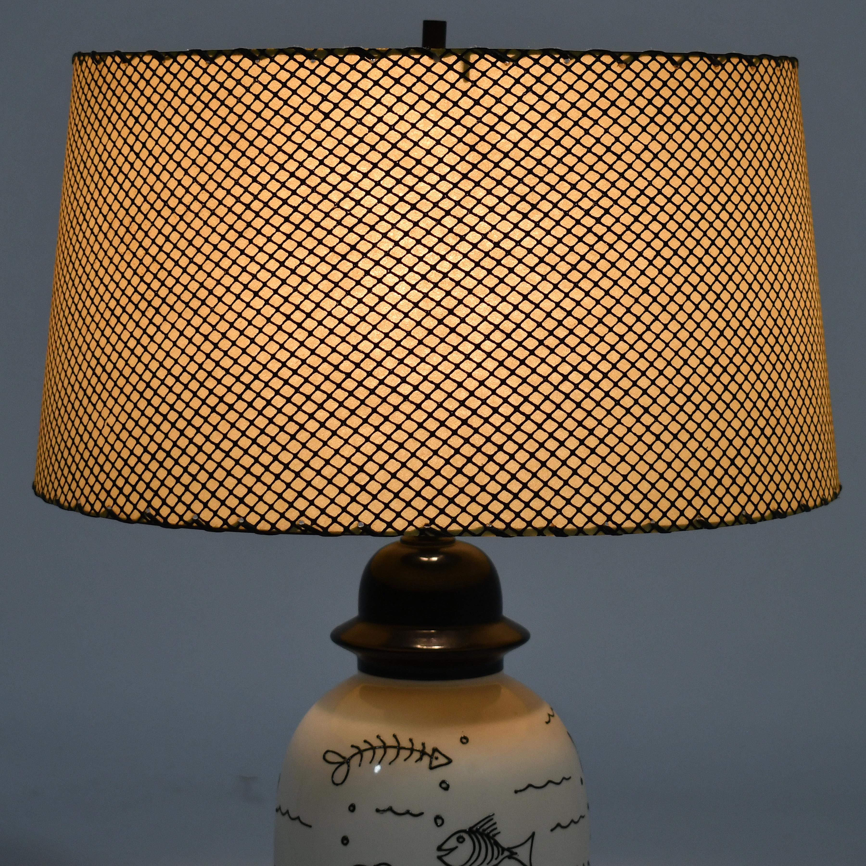 Lampe de table des années 1950 avec motif de poisson fantaisiste Bon état - En vente à Highland, IN