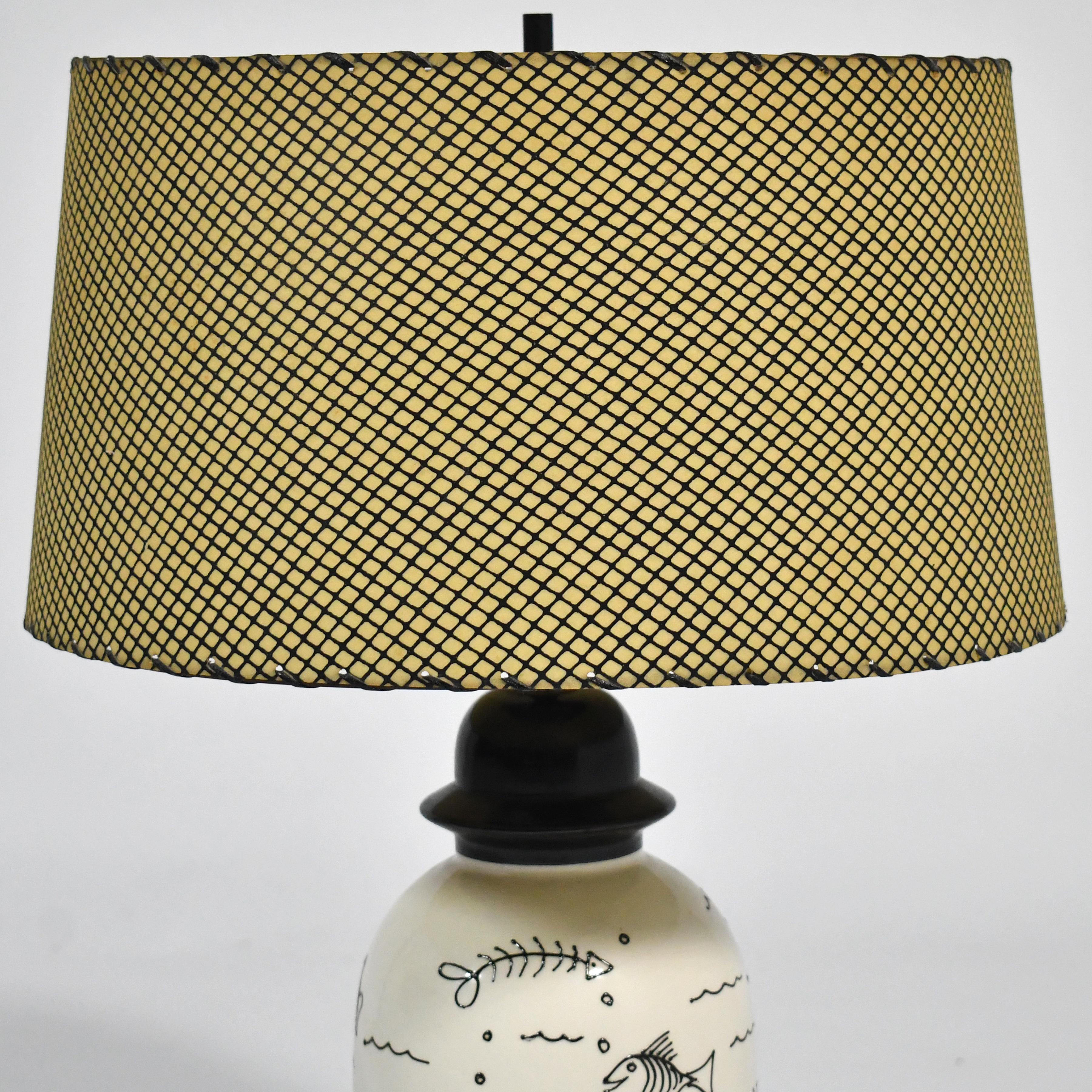Milieu du XXe siècle Lampe de table des années 1950 avec motif de poisson fantaisiste en vente