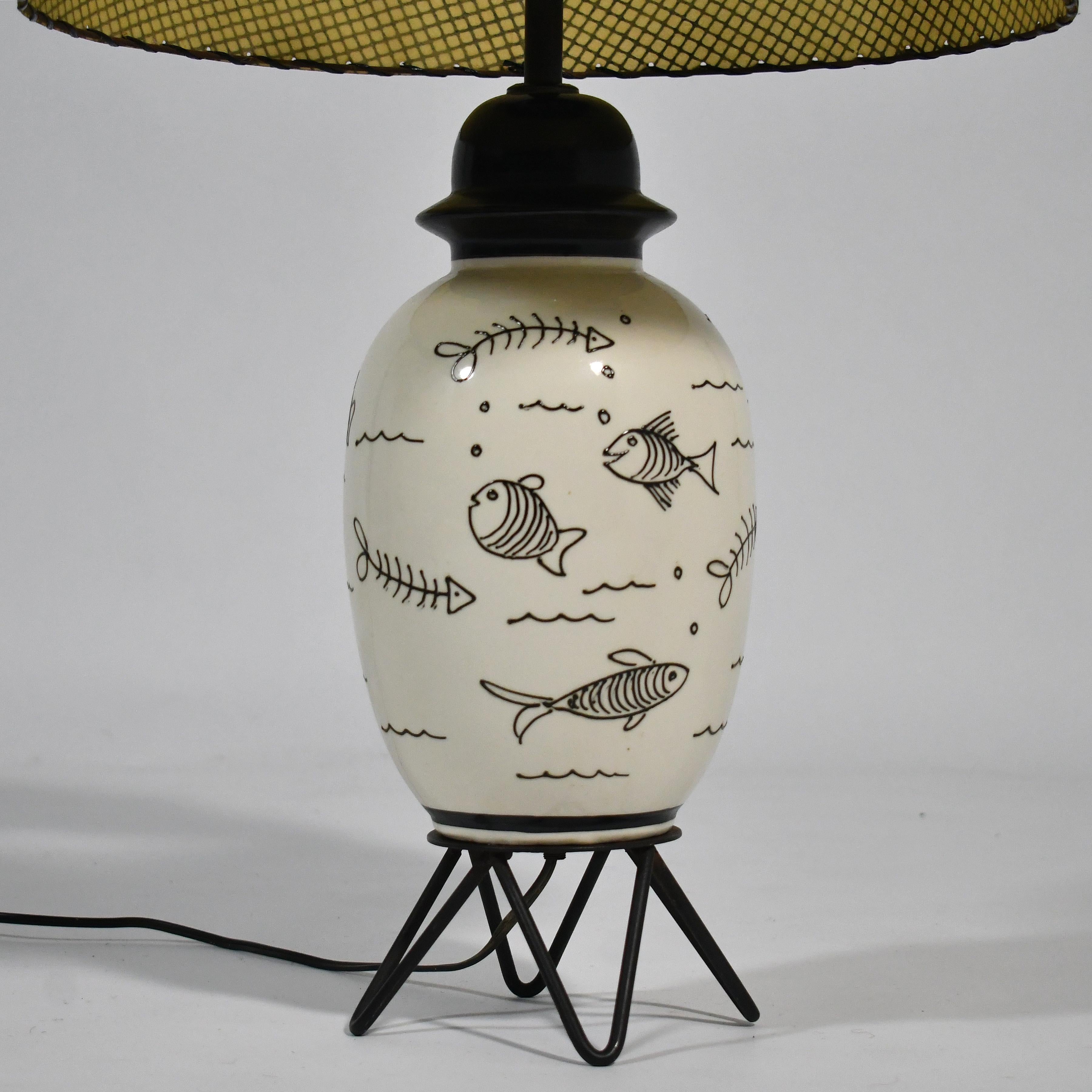 Céramique Lampe de table des années 1950 avec motif de poisson fantaisiste en vente