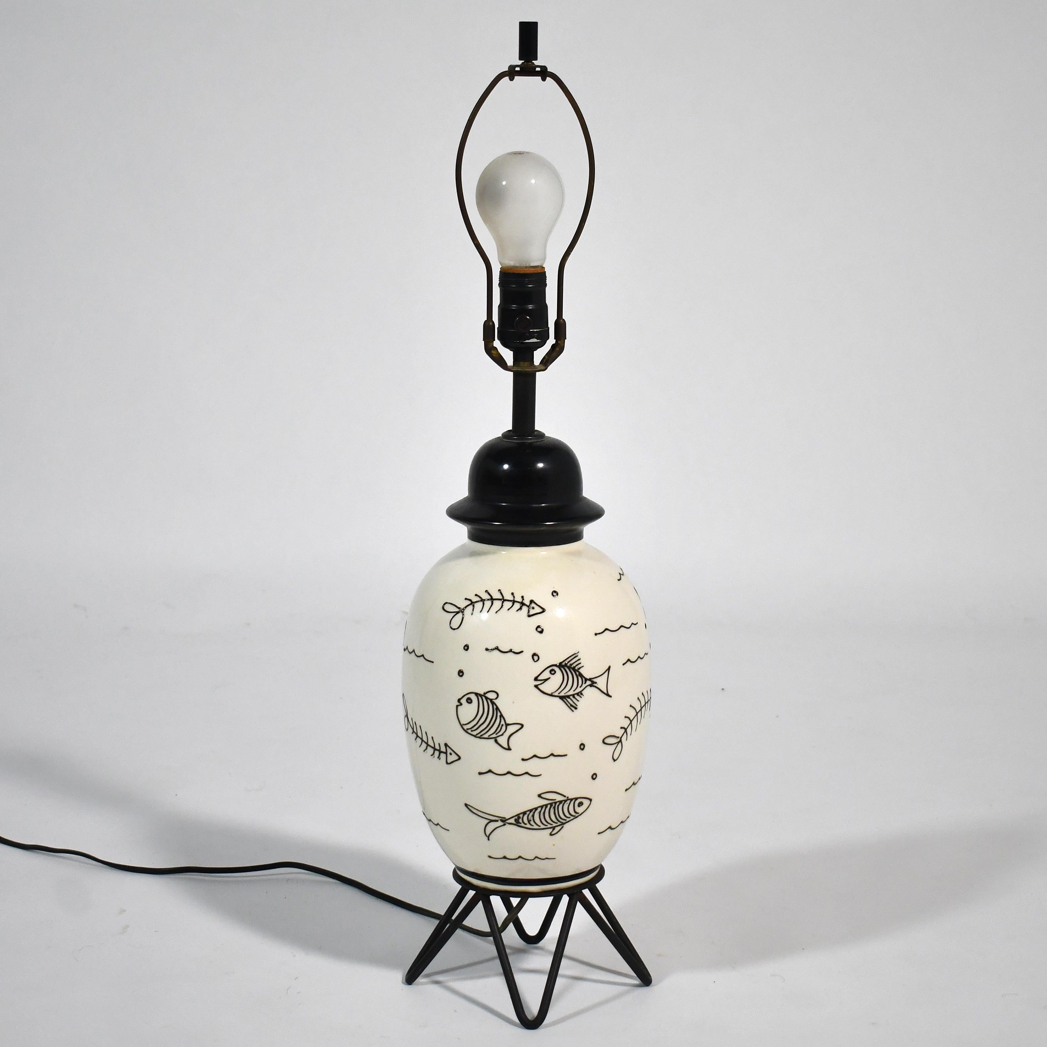 Lampe de table des années 1950 avec motif de poisson fantaisiste en vente 1