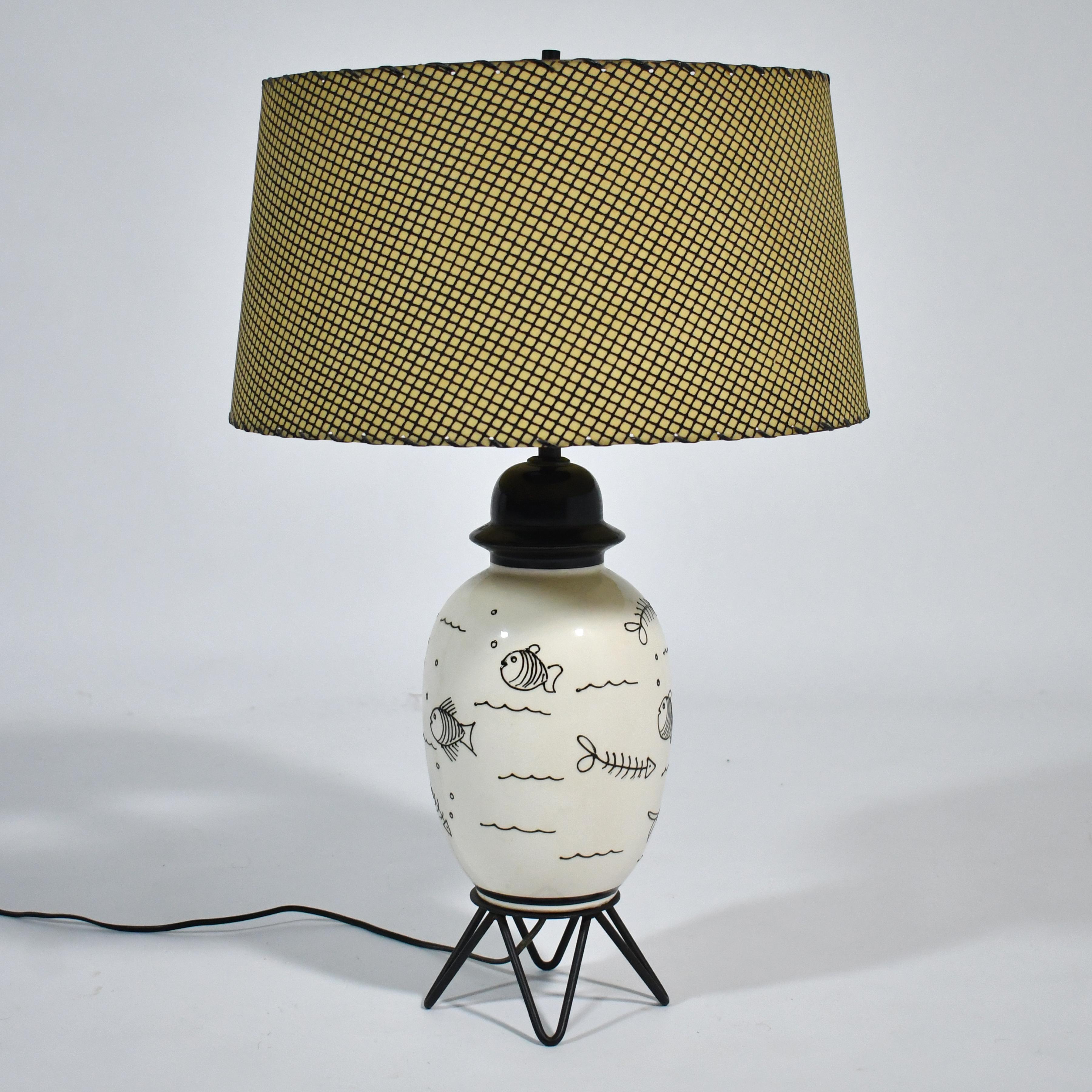 Lampe de table des années 1950 avec motif de poisson fantaisiste en vente 2