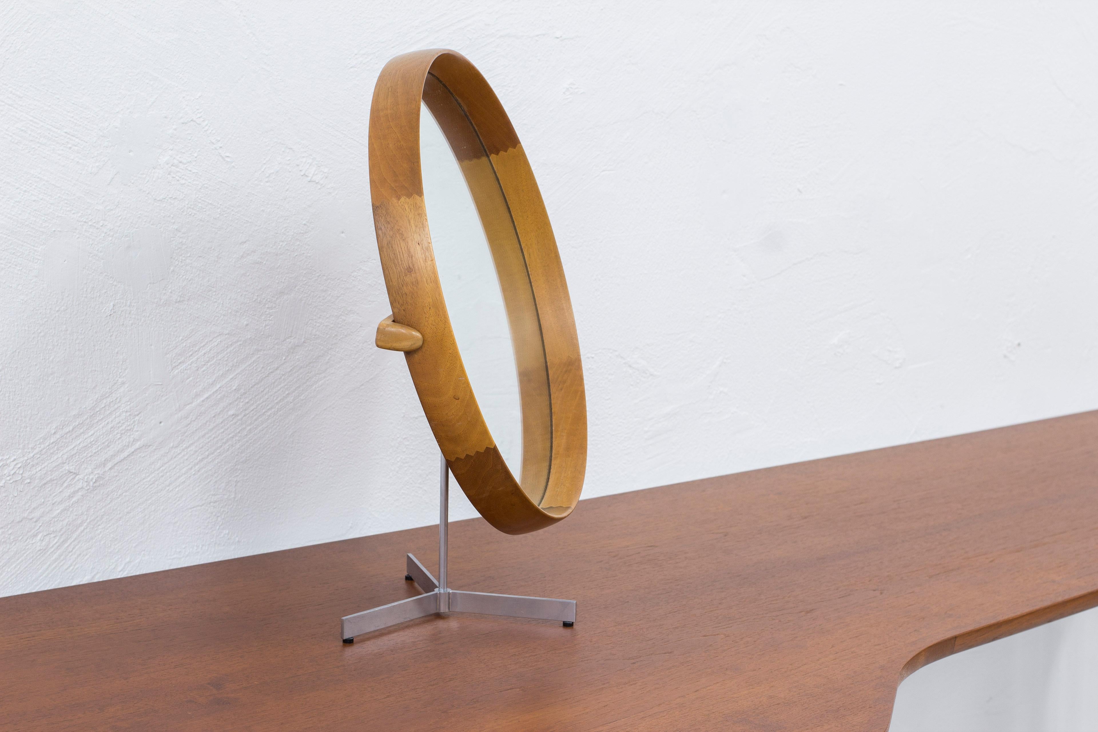 Grand miroir de table conçu par Uno & Östen Kristiansson. Produit par la société suédoise Luxus dans les années 1950. Cadre en hêtre massif. Menuiserie à glissière sur le cadre et la pièce arrière. Base en aluminium brossé. Réglable en angle et