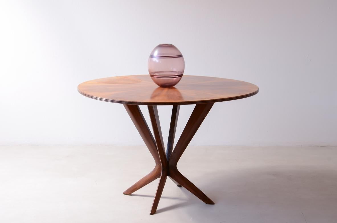 Table avec un élégant pied central et un plateau en noyer avec un placage flammé quadrilobé.

Fabrication italienne, vers 1950.