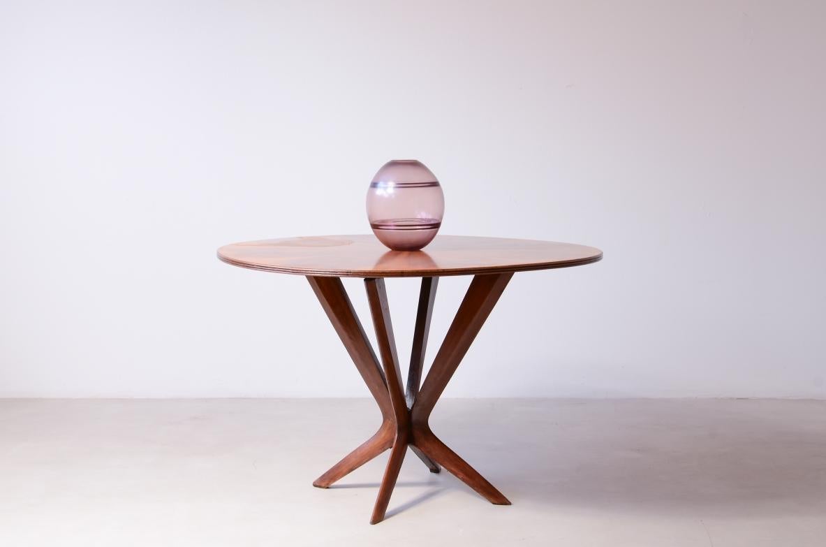 Mid-Century Modern 1950's Table with an elegant central leg en vente