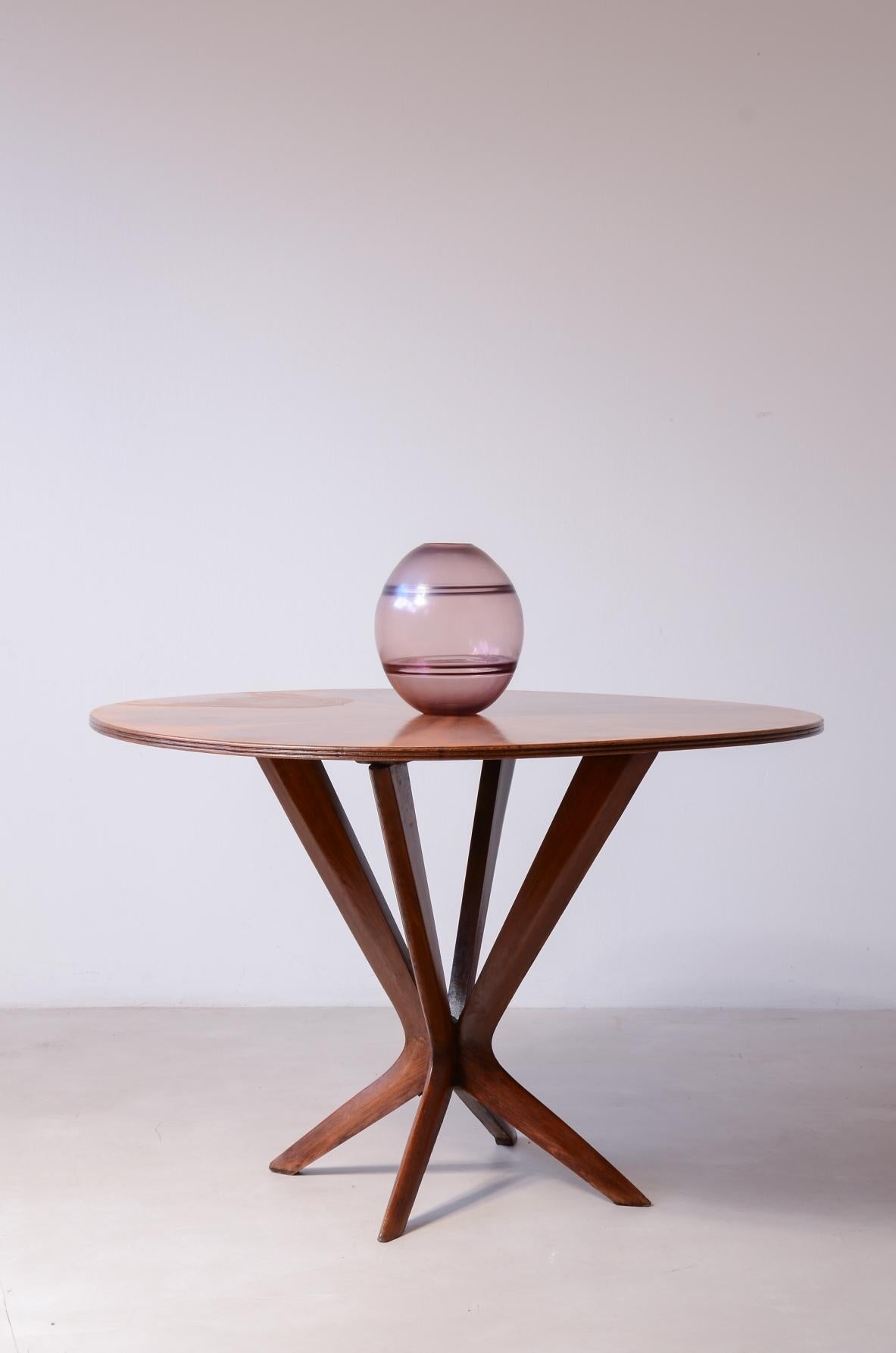 italien 1950's Table with an elegant central leg en vente