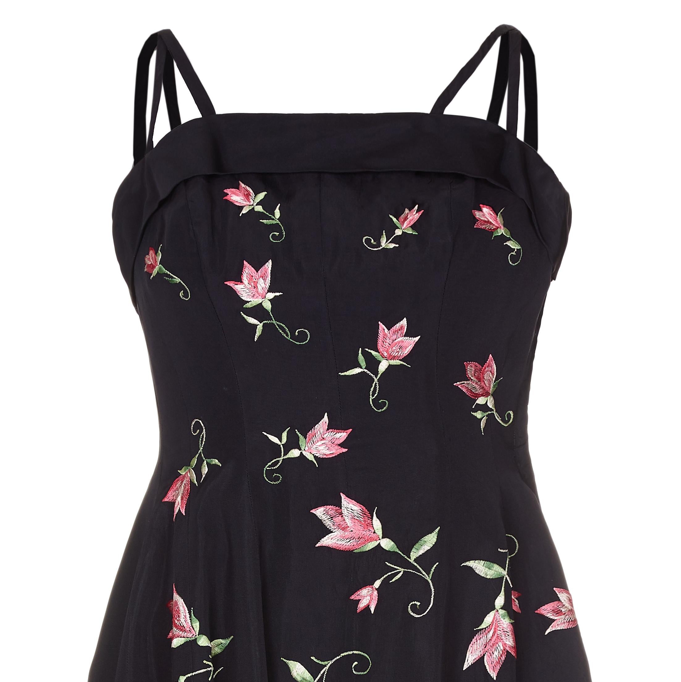 Noir Robe de cocktail noire à fleurs brodées en taffetas des années 1950 en vente