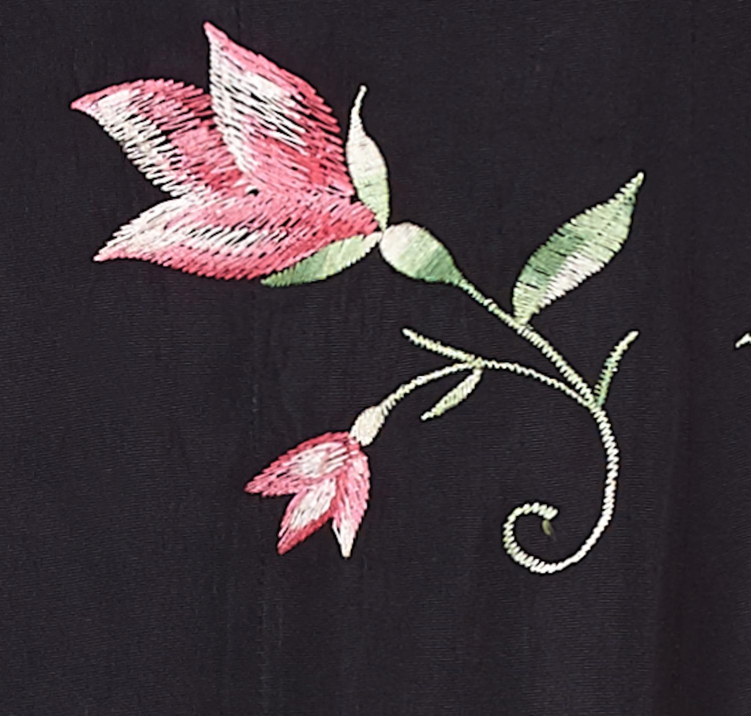 Robe de cocktail noire à fleurs brodées en taffetas des années 1950 Pour femmes en vente
