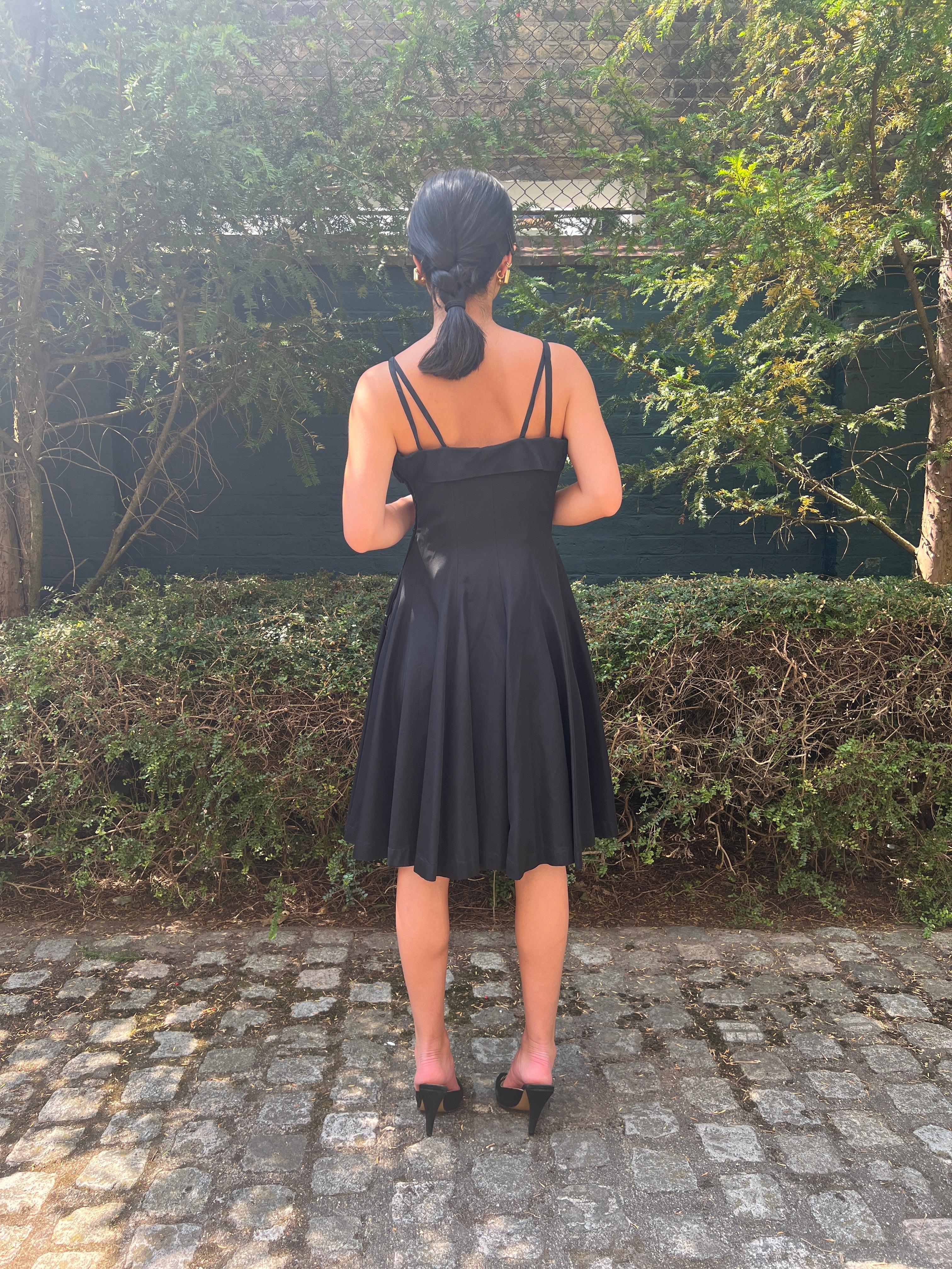 Robe de cocktail noire à fleurs brodées en taffetas des années 1950 en vente 2