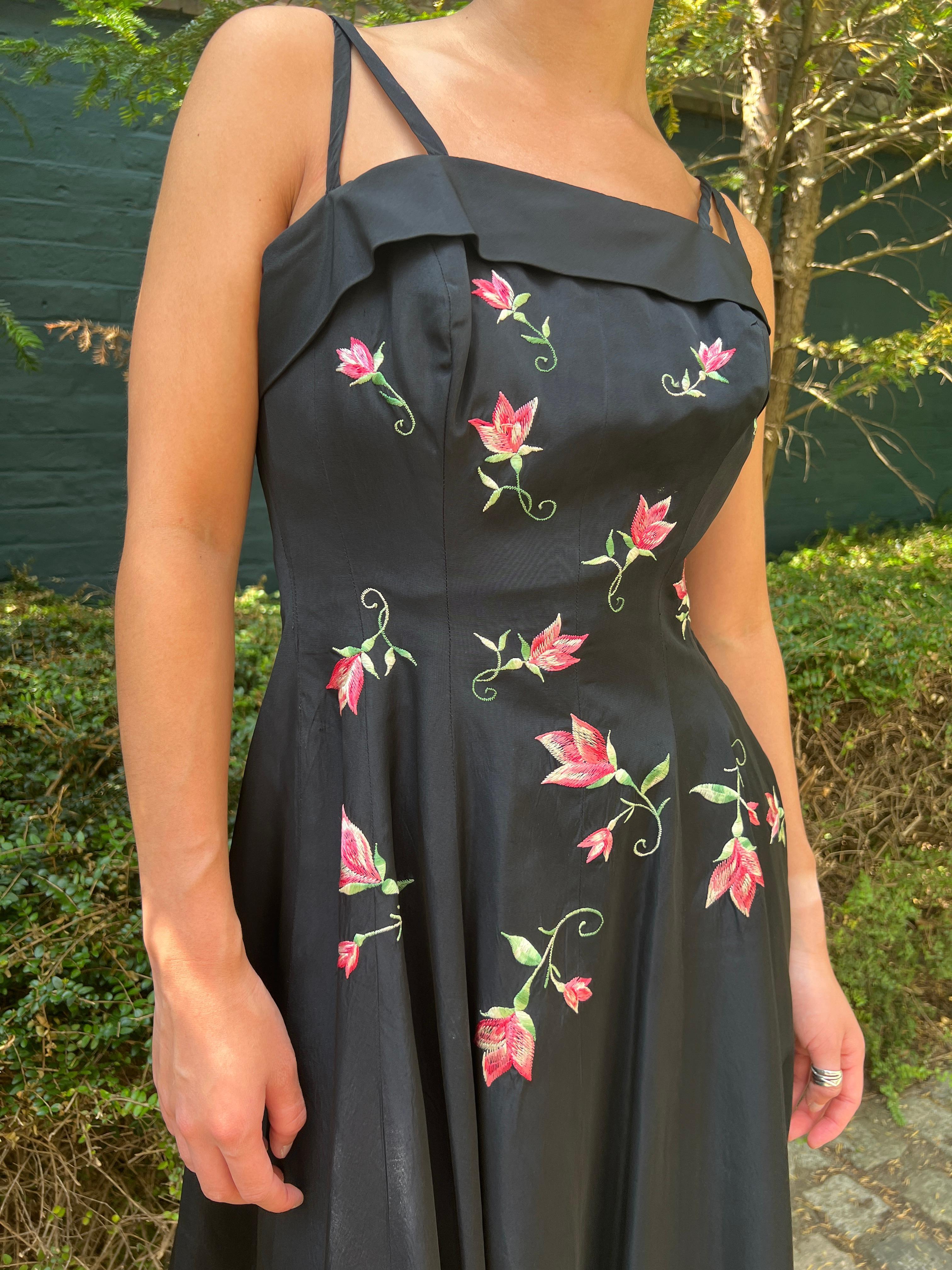 Robe de cocktail noire à fleurs brodées en taffetas des années 1950 en vente 3