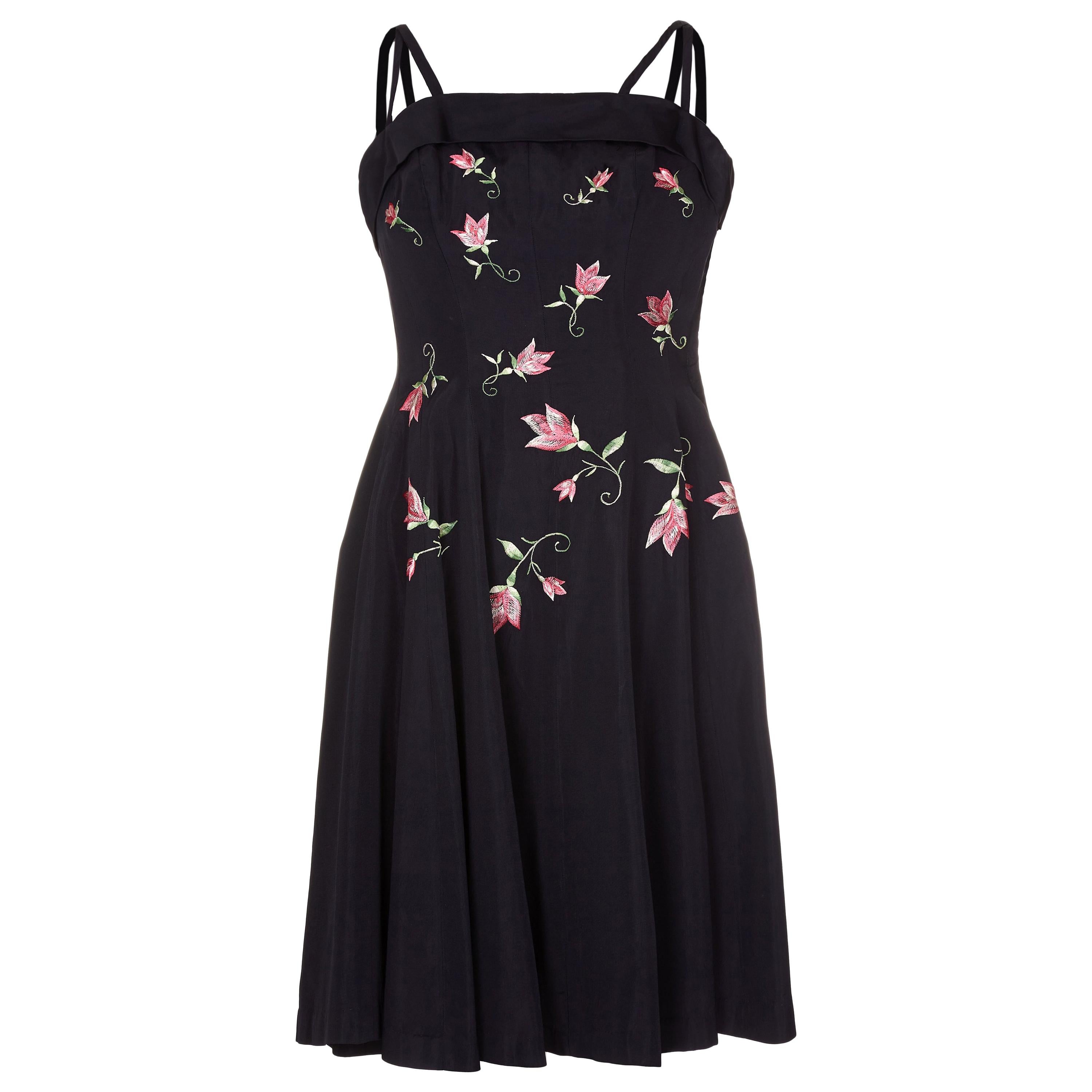 1950er Jahre Schwarzes Cocktailkleid aus besticktem Taft mit Blumenmuster