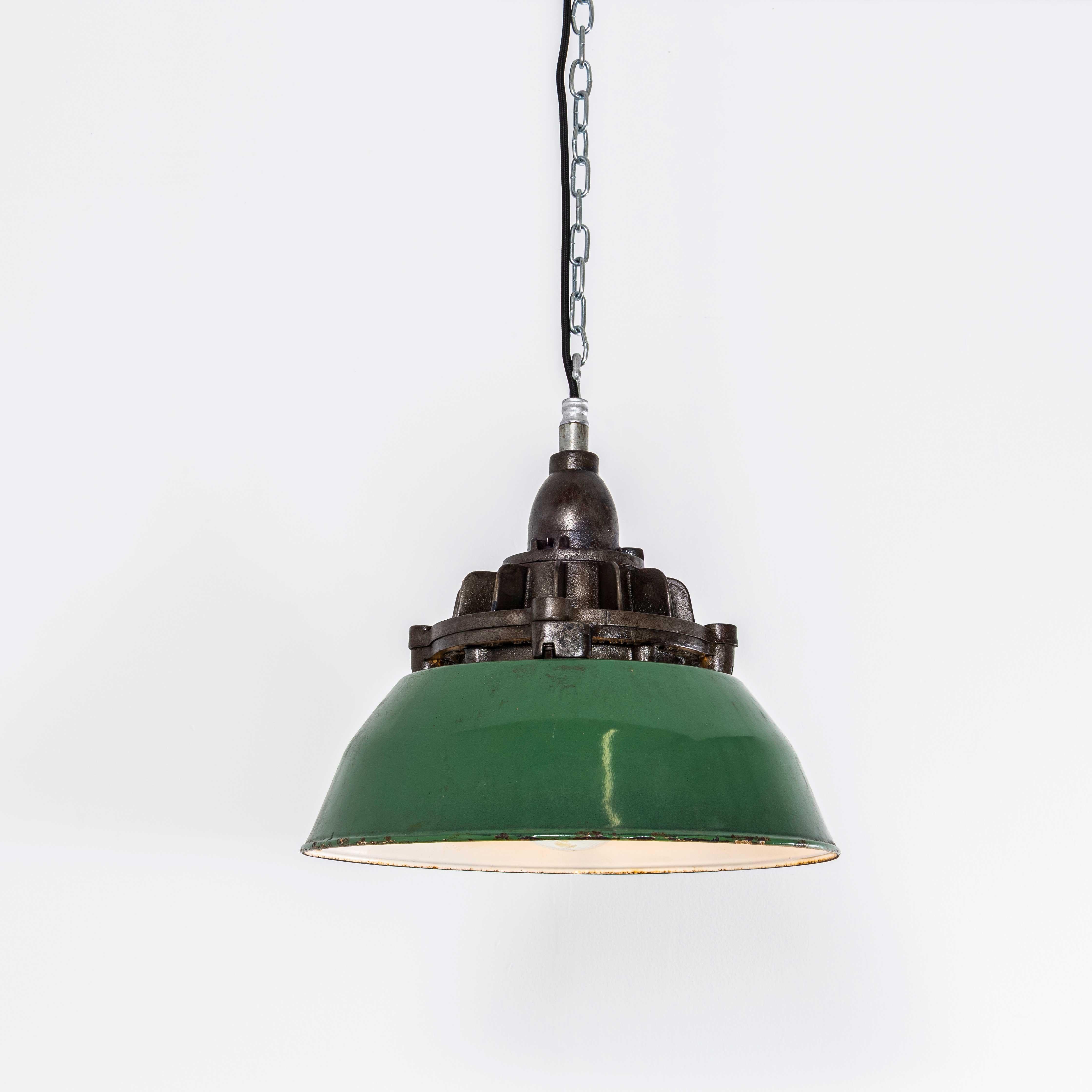 Lampada a sospensione di fabbrica alta 15 pollici a prova di esplosione degli anni '50. 
La lampada è stata pulita e restaurata e tutti i componenti elettrici sono stati rimossi e sostituiti con componenti moderni a norma CE europea secondo BS EN