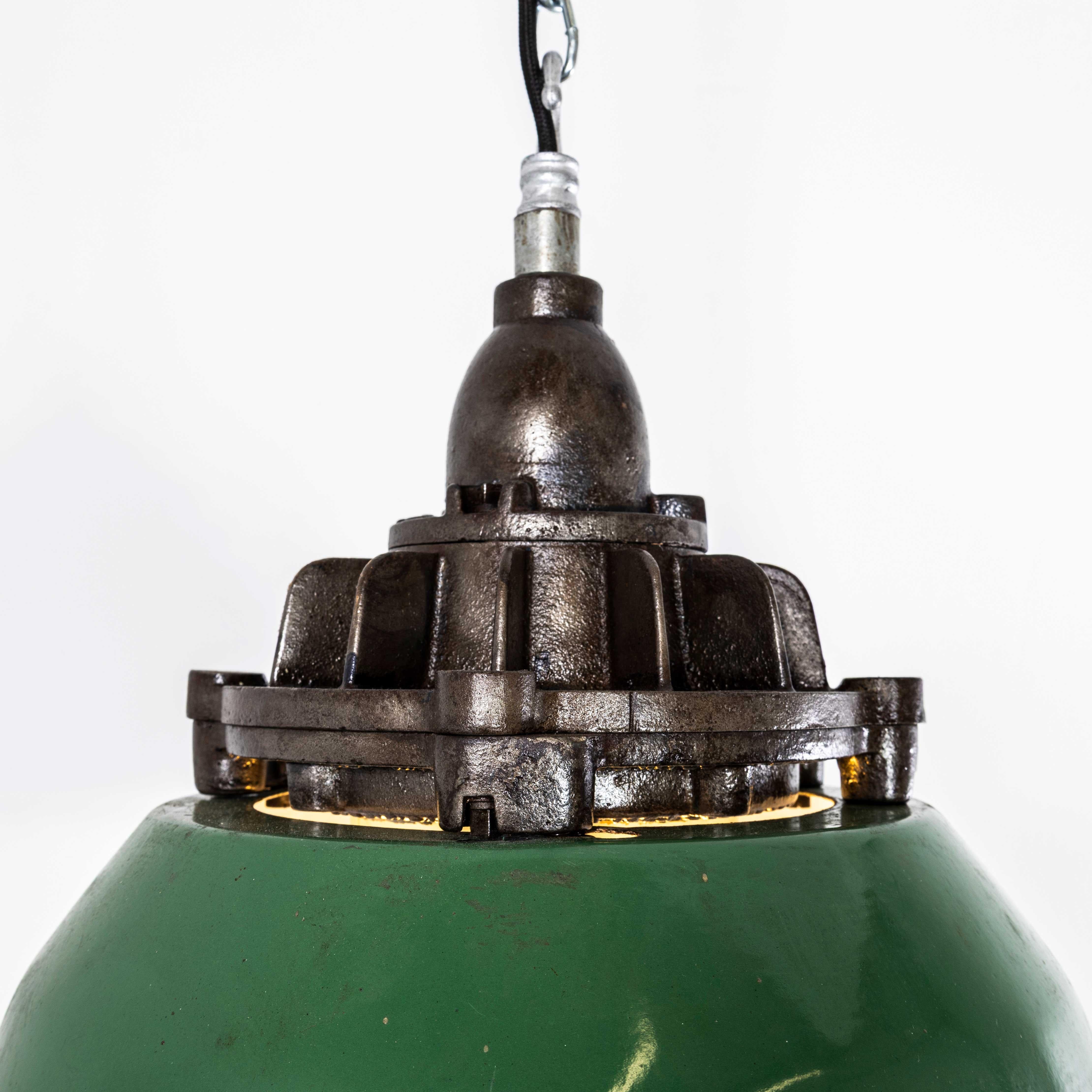 Metà XX secolo Lampada a sospensione di fabbrica alta 15 pollici a prova di esplosione degli anni '50 in vendita