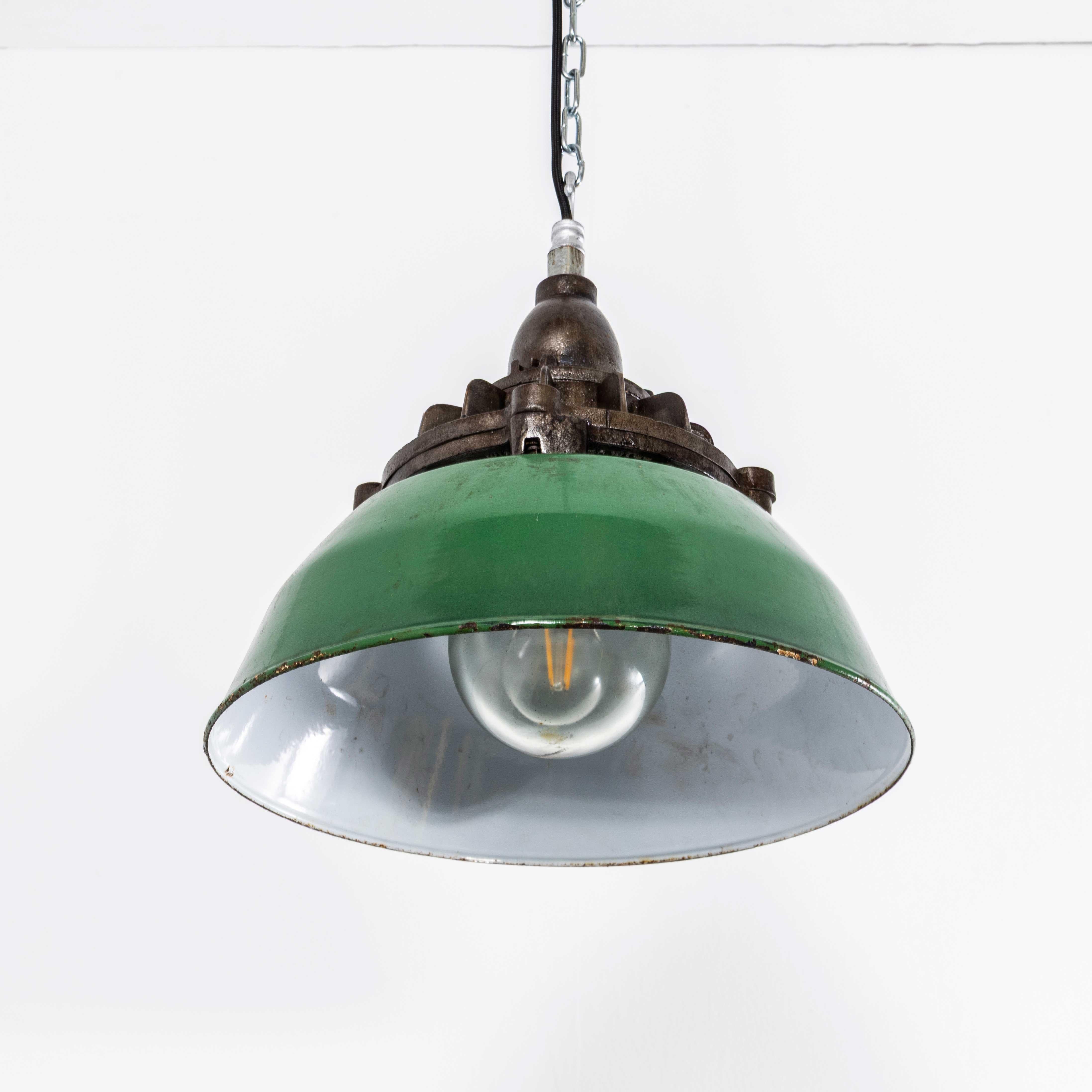 Lampada a sospensione di fabbrica alta 15 pollici a prova di esplosione degli anni '50 in vendita 3