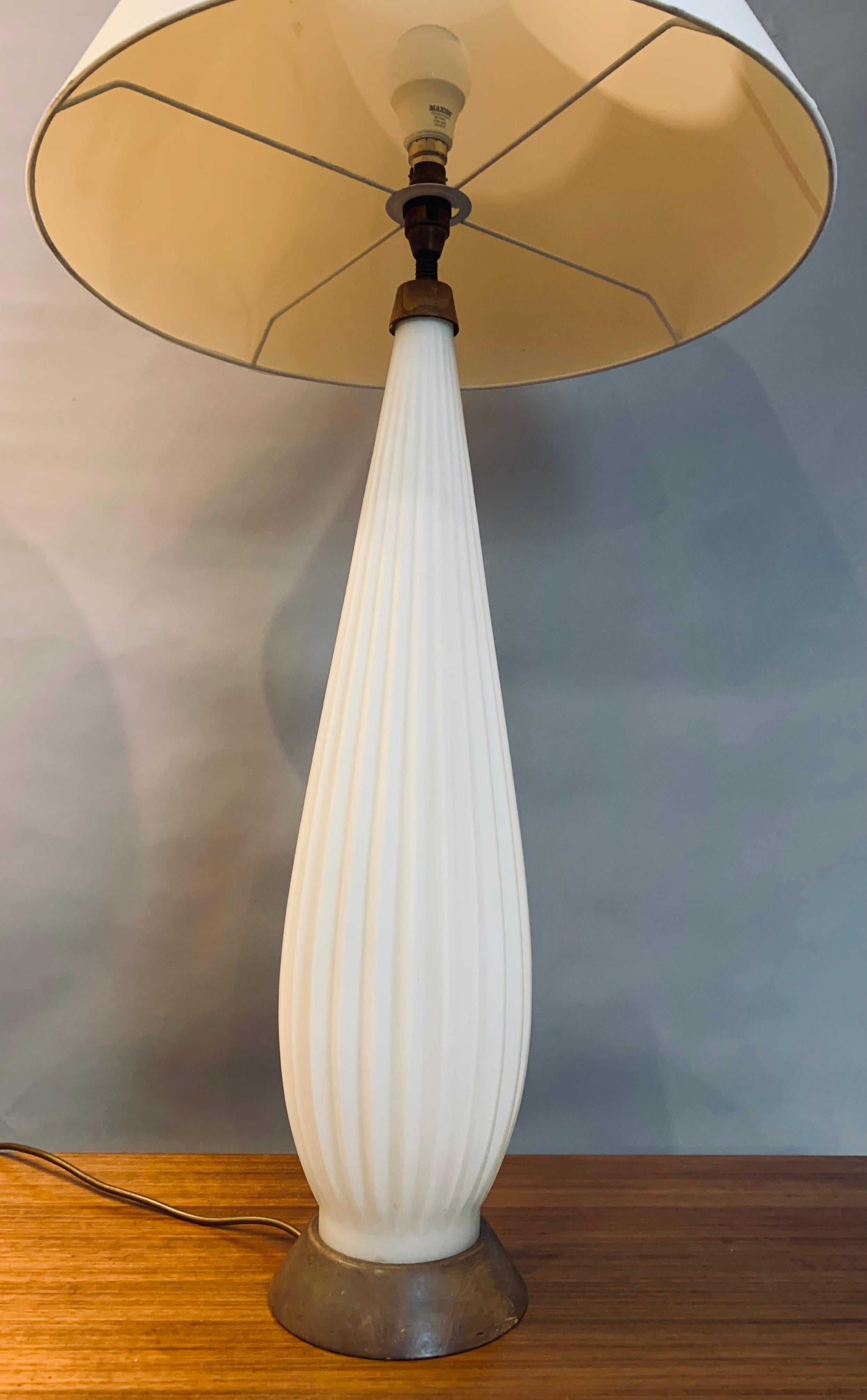 1950s Tall Alfredo Barbini Style Ribbed Opaque White Glass & Wood Table Lamp 7