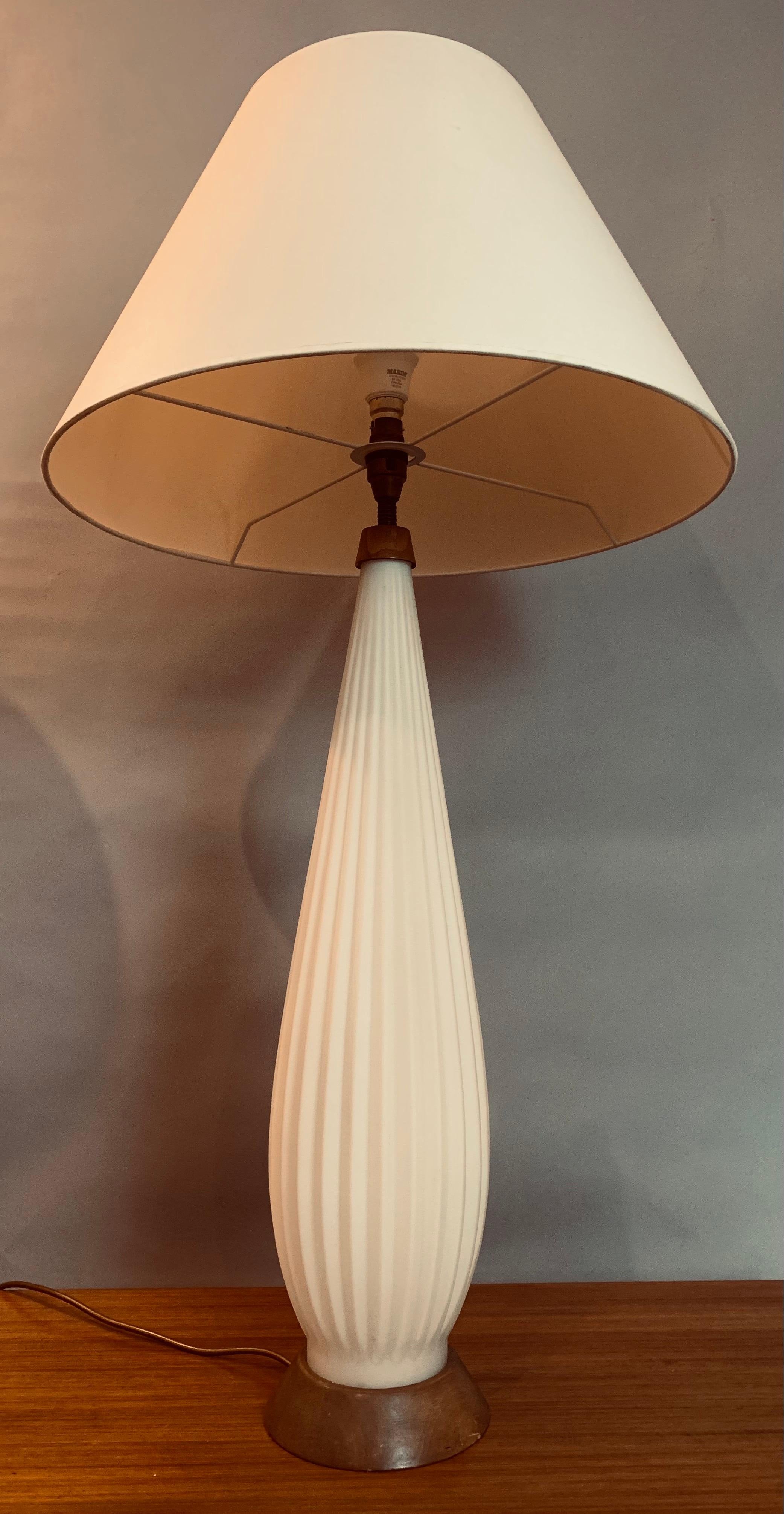 1950s Tall Alfredo Barbini Style Ribbed Opaque White Glass & Wood Table Lamp 9