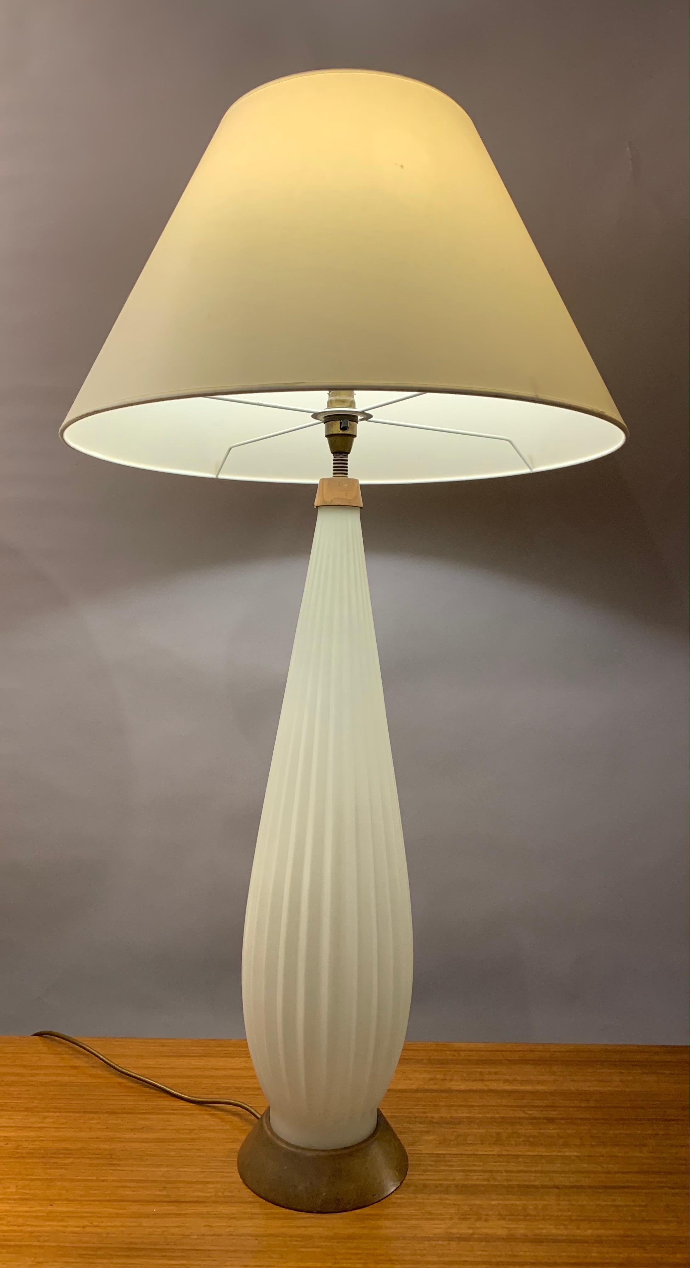 Mid-Century Modern 1950s Tall Alfredo Barbini Style Ribbed Opaque White Glass & Wood Table Lamp