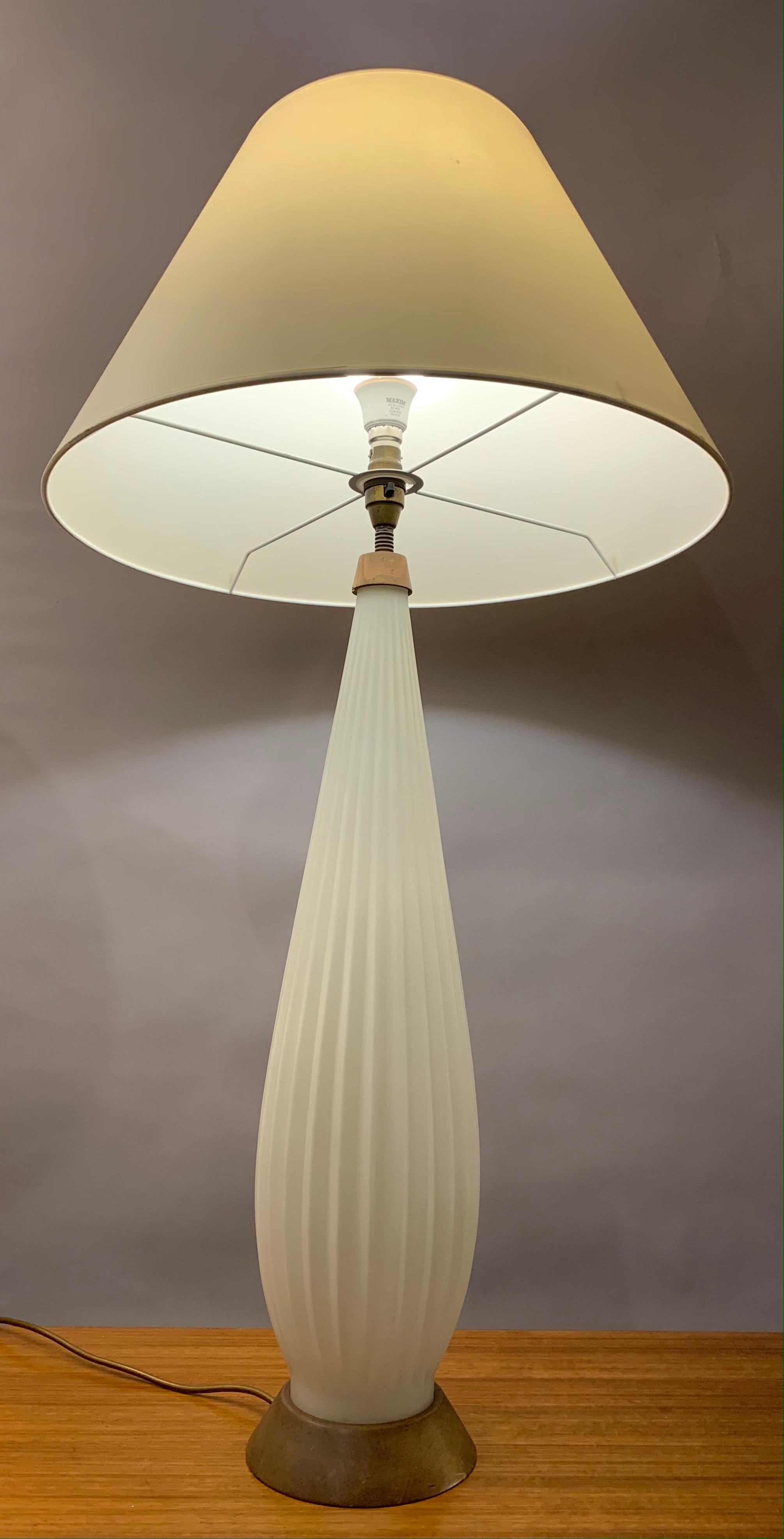 Italian 1950s Tall Alfredo Barbini Style Ribbed Opaque White Glass & Wood Table Lamp