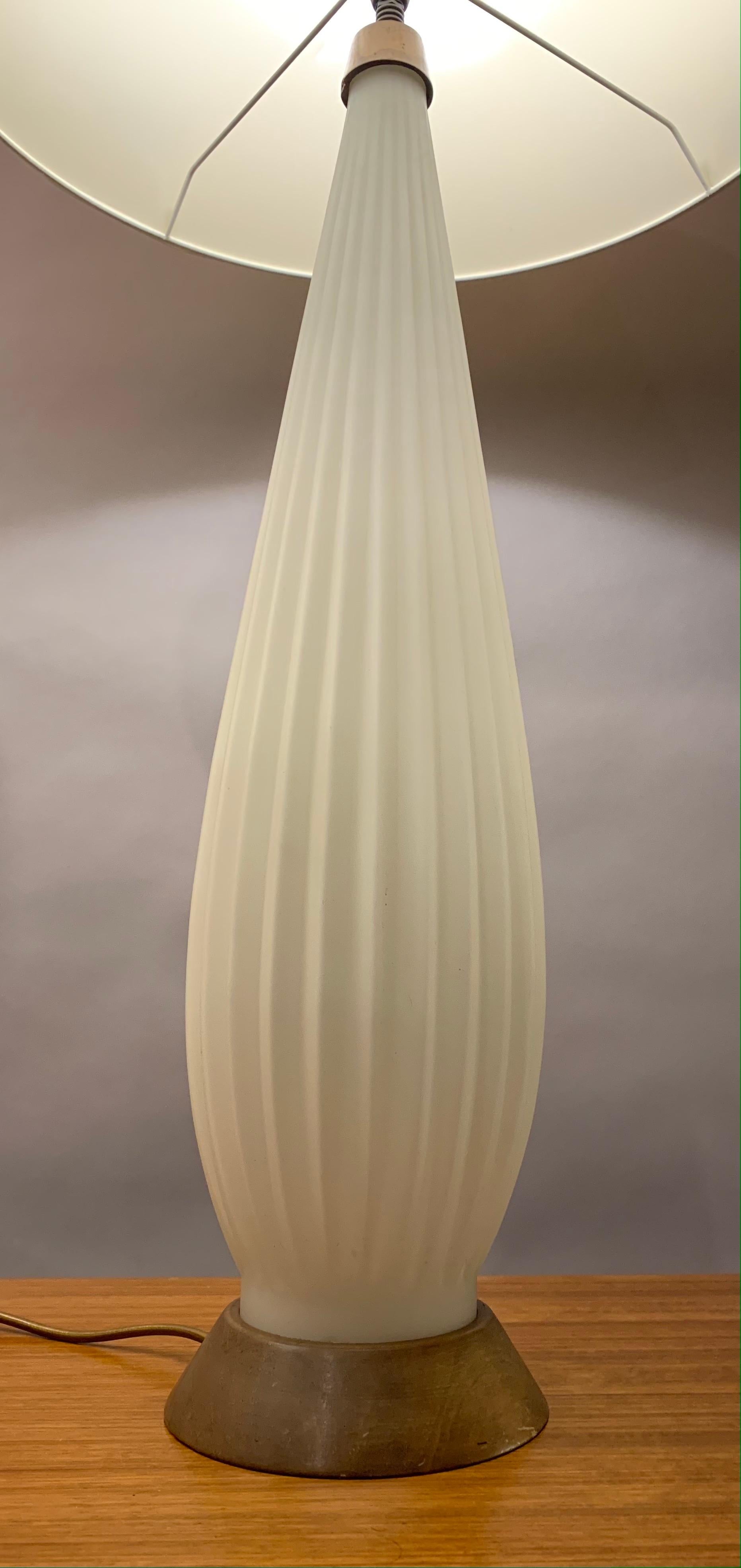 1950s Tall Alfredo Barbini Style Ribbed Opaque White Glass & Wood Table Lamp In Good Condition In London, GB