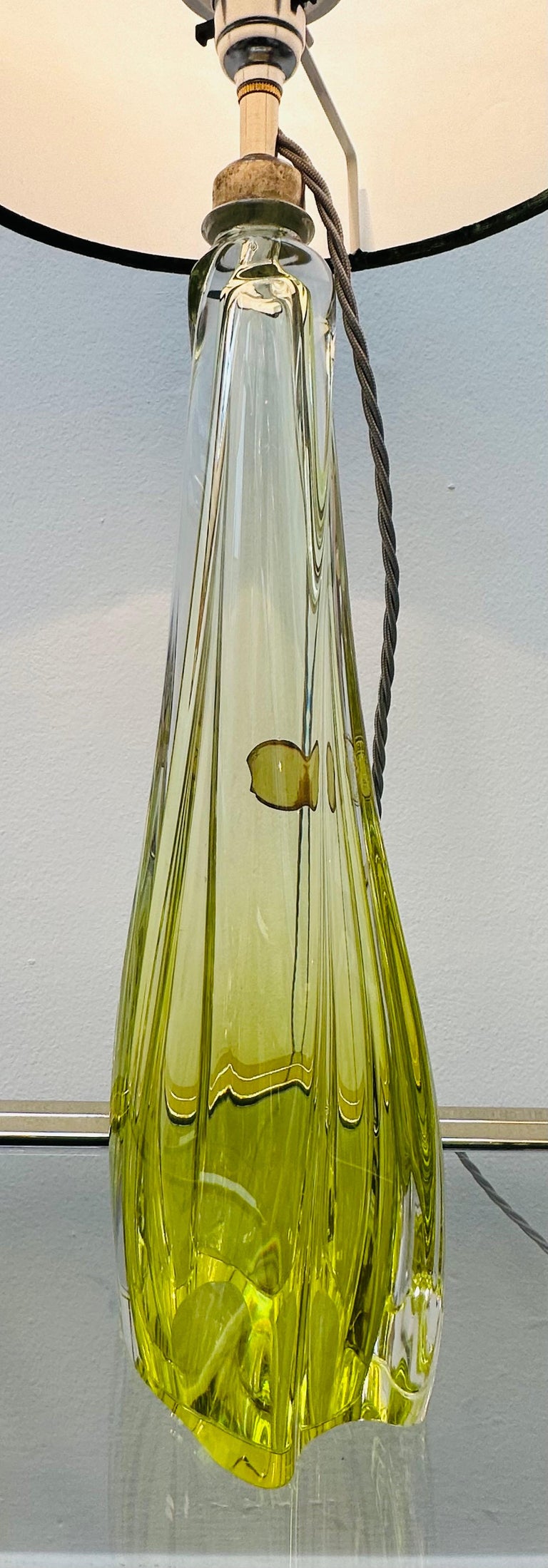 Grande lampe de bureau belge des années 1950 en verre de cristal vert  citron et transparent du Val Saint Lambert En vente sur 1stDibs