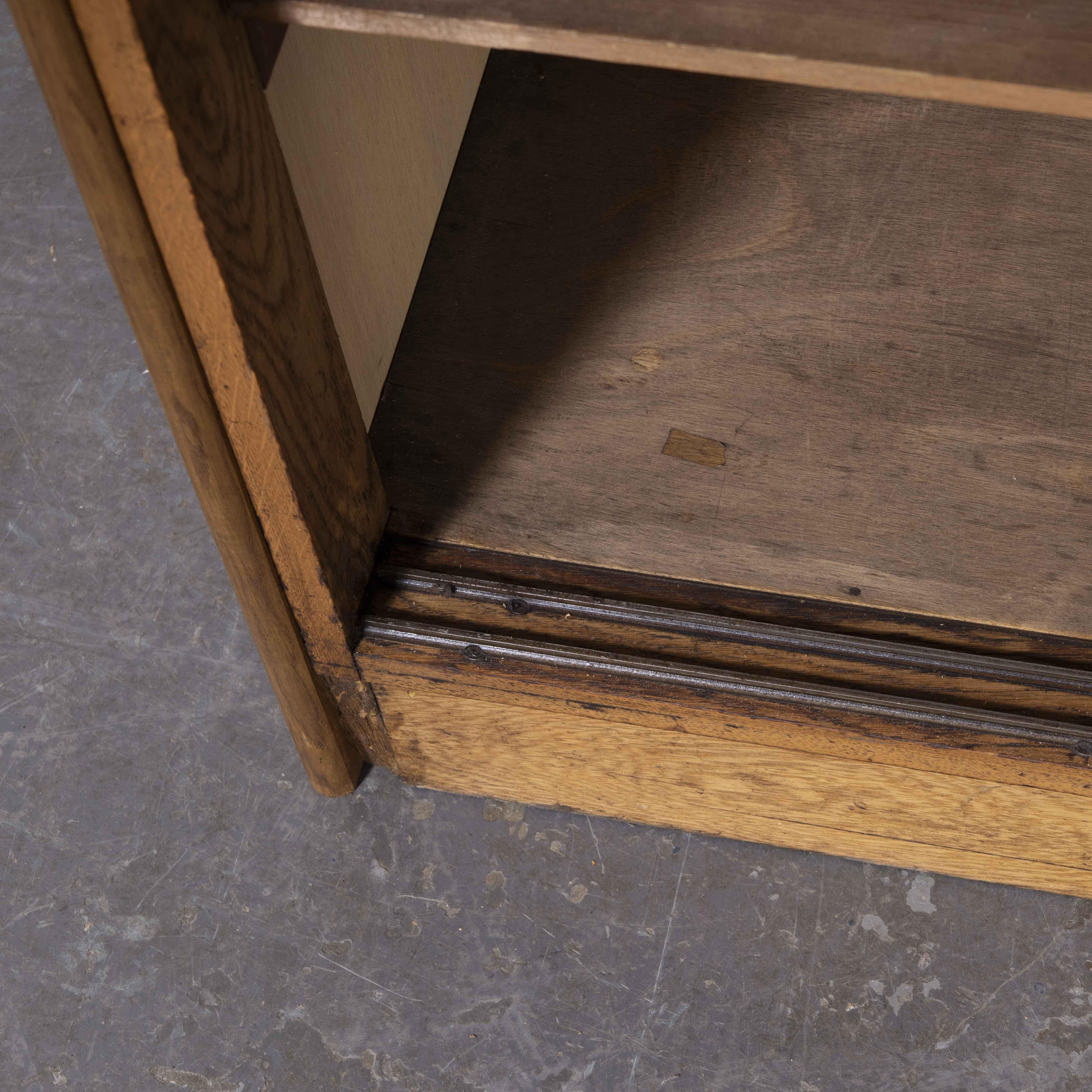1950's Tall English Haberdashery Shelved Cabinet, Sechzehn Schubladen Modell 1244.2 im Angebot 1