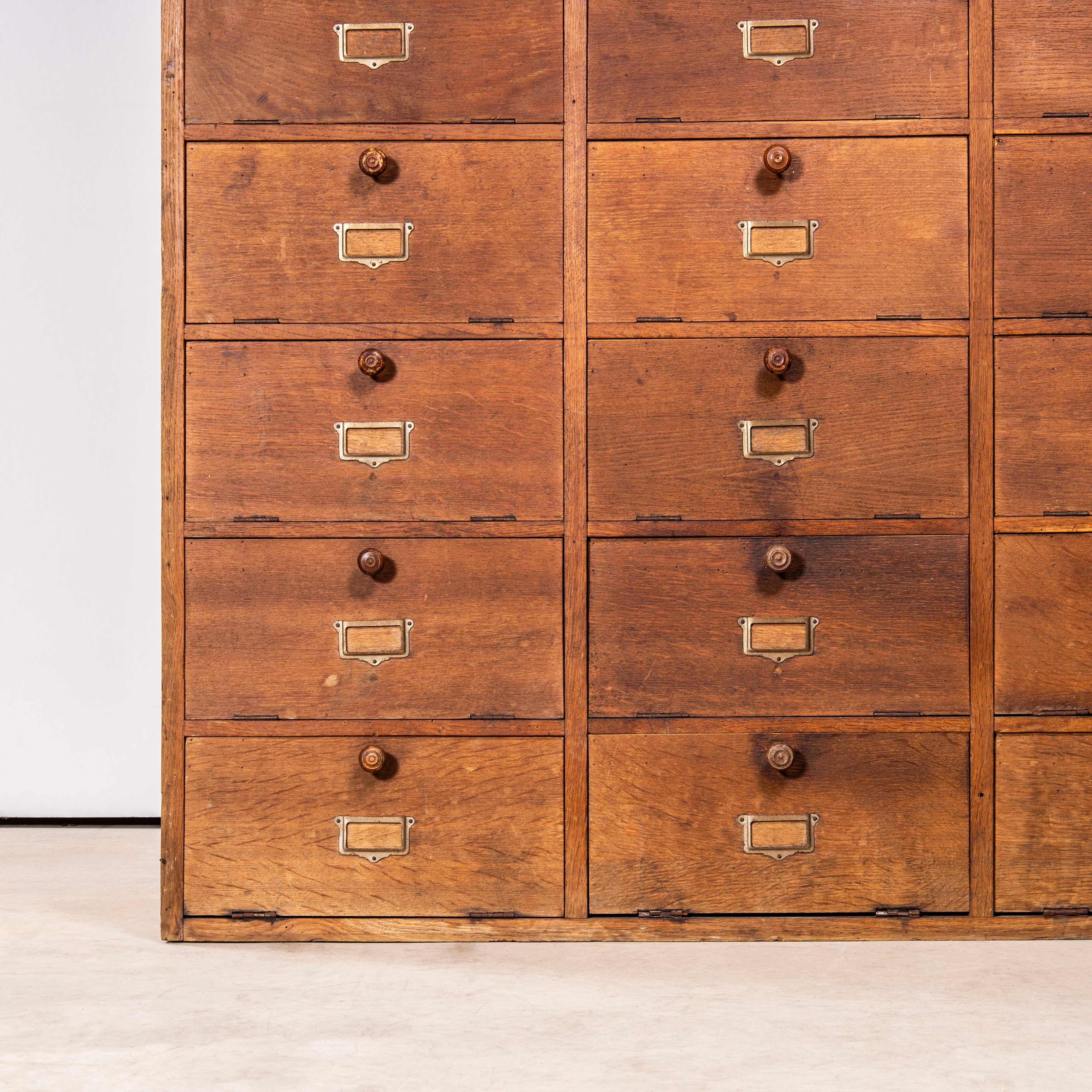 Grand meuble à clapet français des années 1950 - Twenty Four Klappets. 

Armoire pratique de bonne taille, très bien fabriquée avec une structure en pitch pine et une façade en chêne blanchie au soleil. Le meuble est entièrement d'origine, avec des