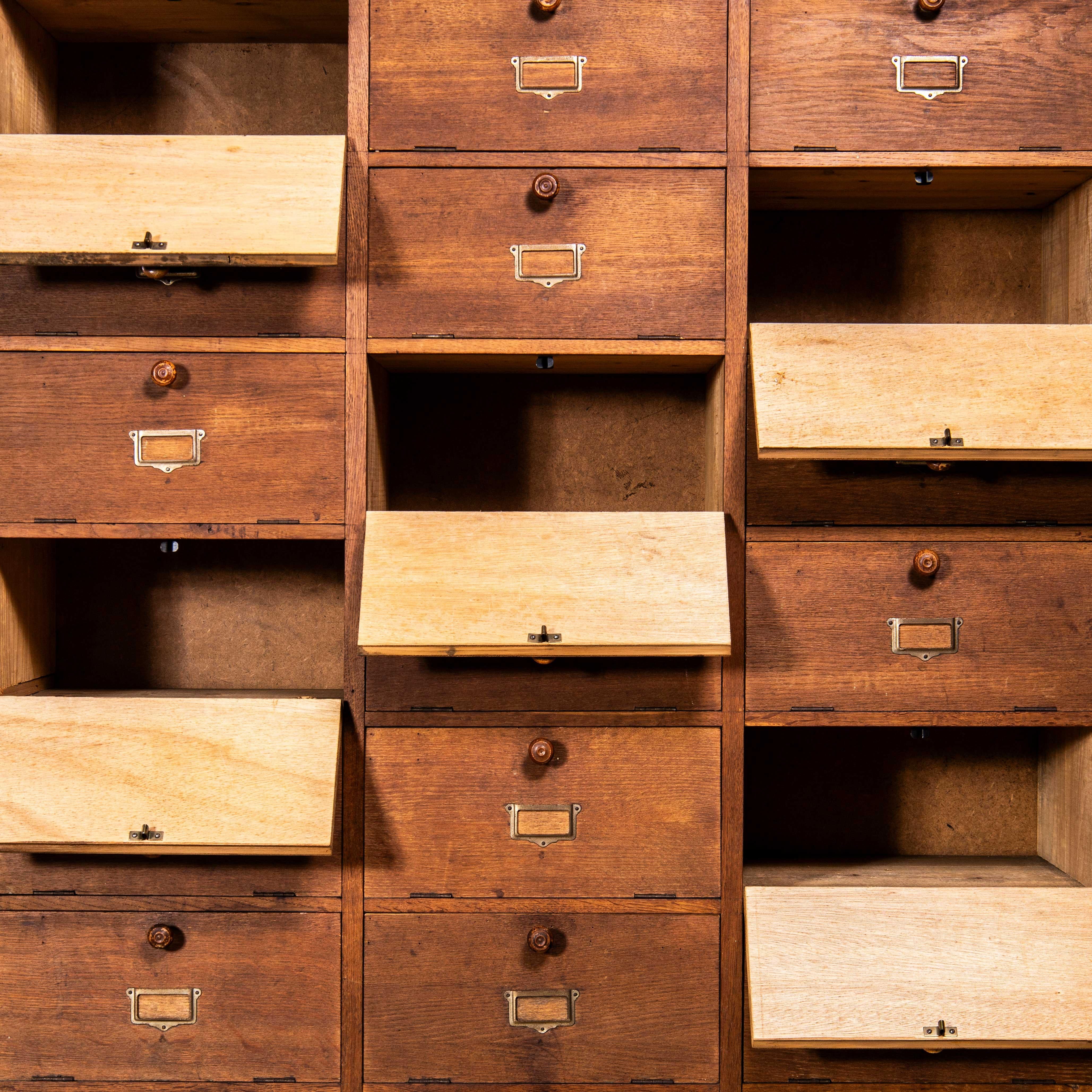 Français Grande armoire Klappet française des années 1950 - vingt-quatre-quatre Klappets en vente