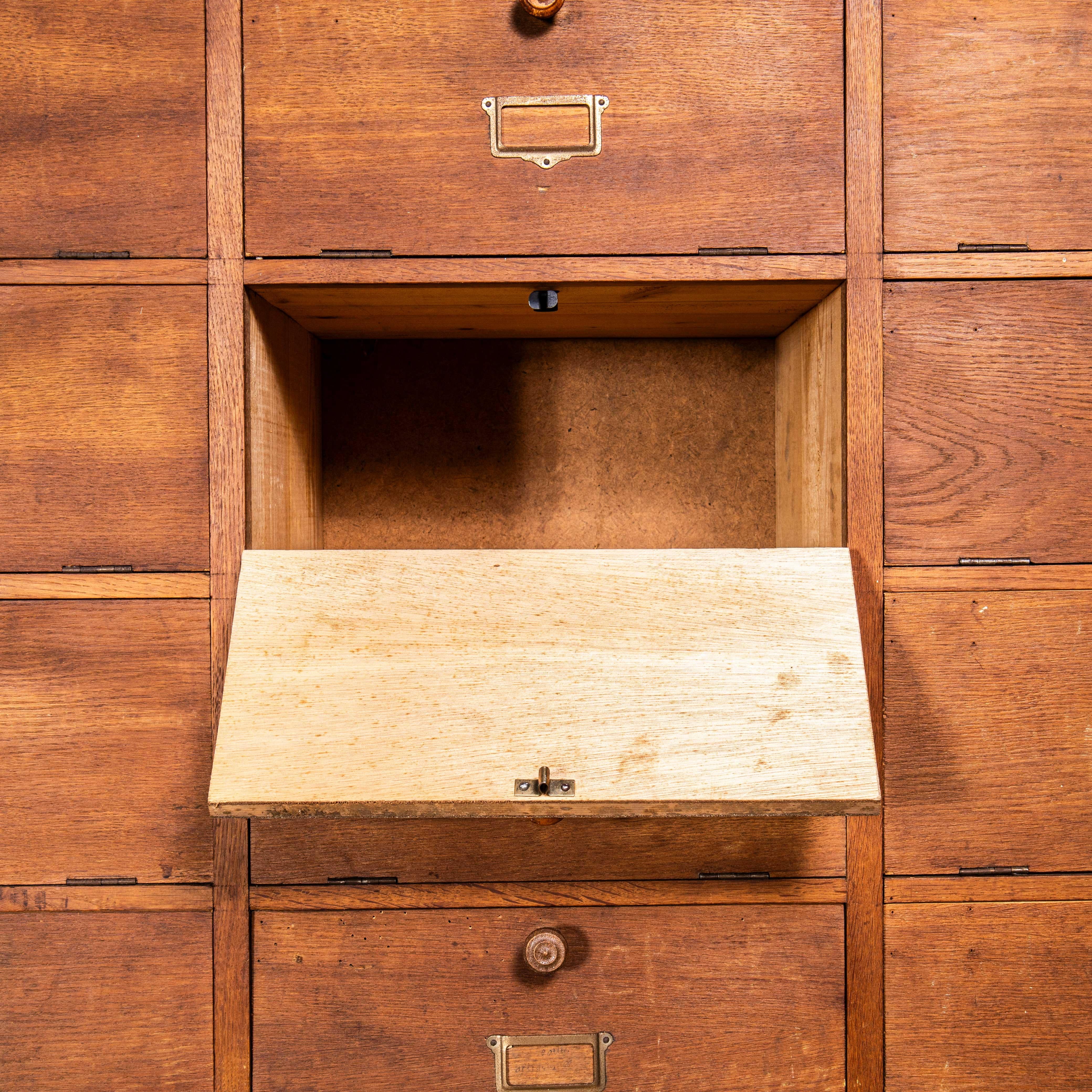 Milieu du XXe siècle Grande armoire Klappet française des années 1950 - vingt-quatre-quatre Klappets en vente
