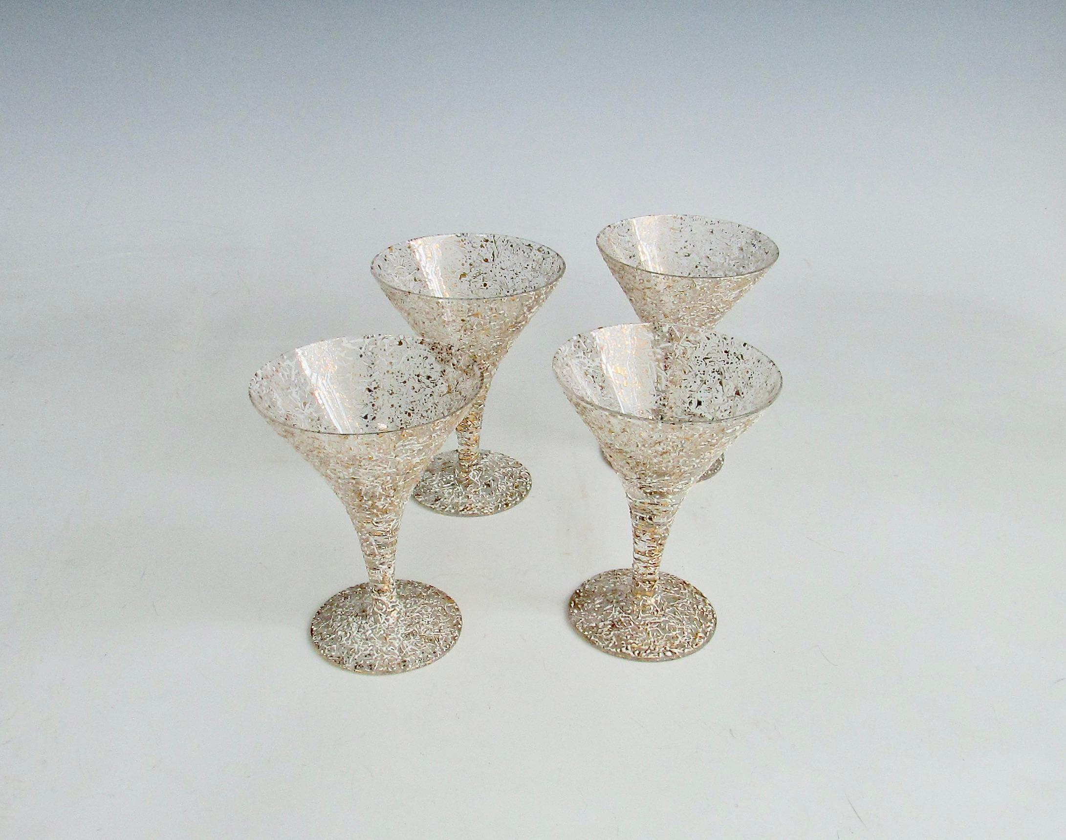Grand pichet à martini des années 1950 avec quatre verres à décor de mouchetures dorées et blanches. en vente 3