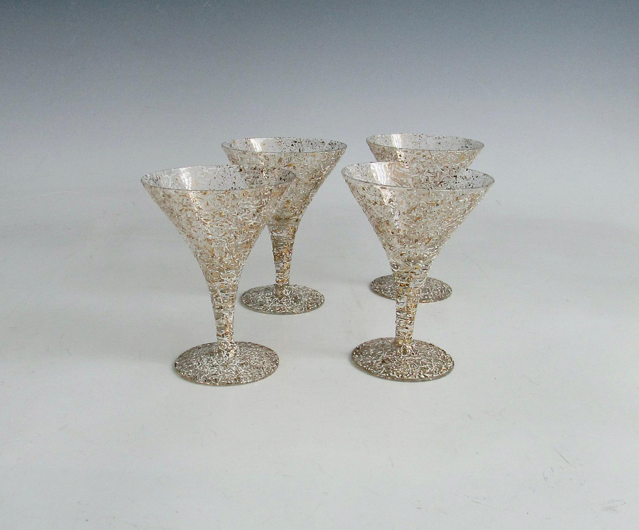 Grand pichet à martini des années 1950 avec quatre verres à décor de mouchetures dorées et blanches. en vente 4