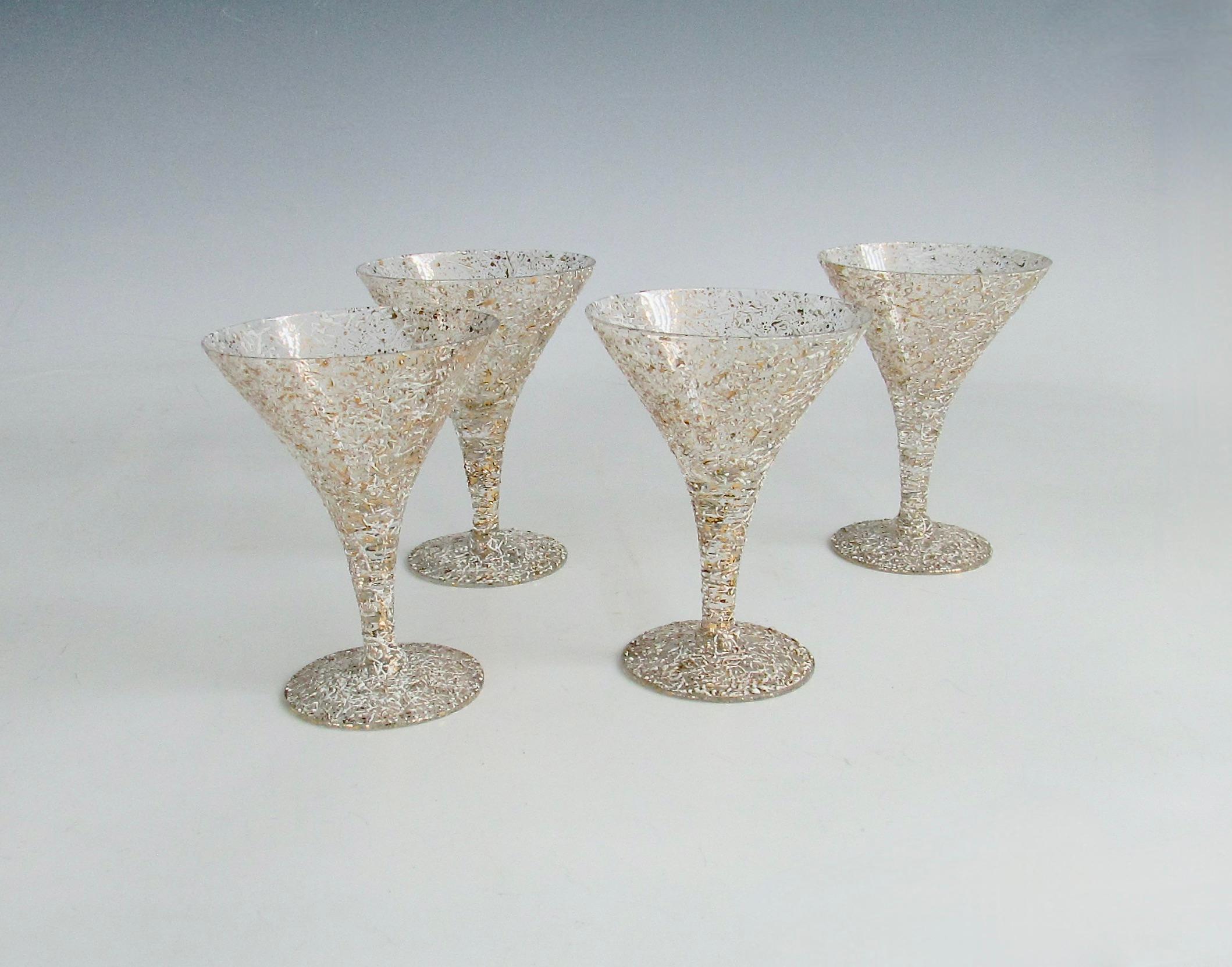 Grand pichet à martini des années 1950 avec quatre verres à décor de mouchetures dorées et blanches. en vente 5