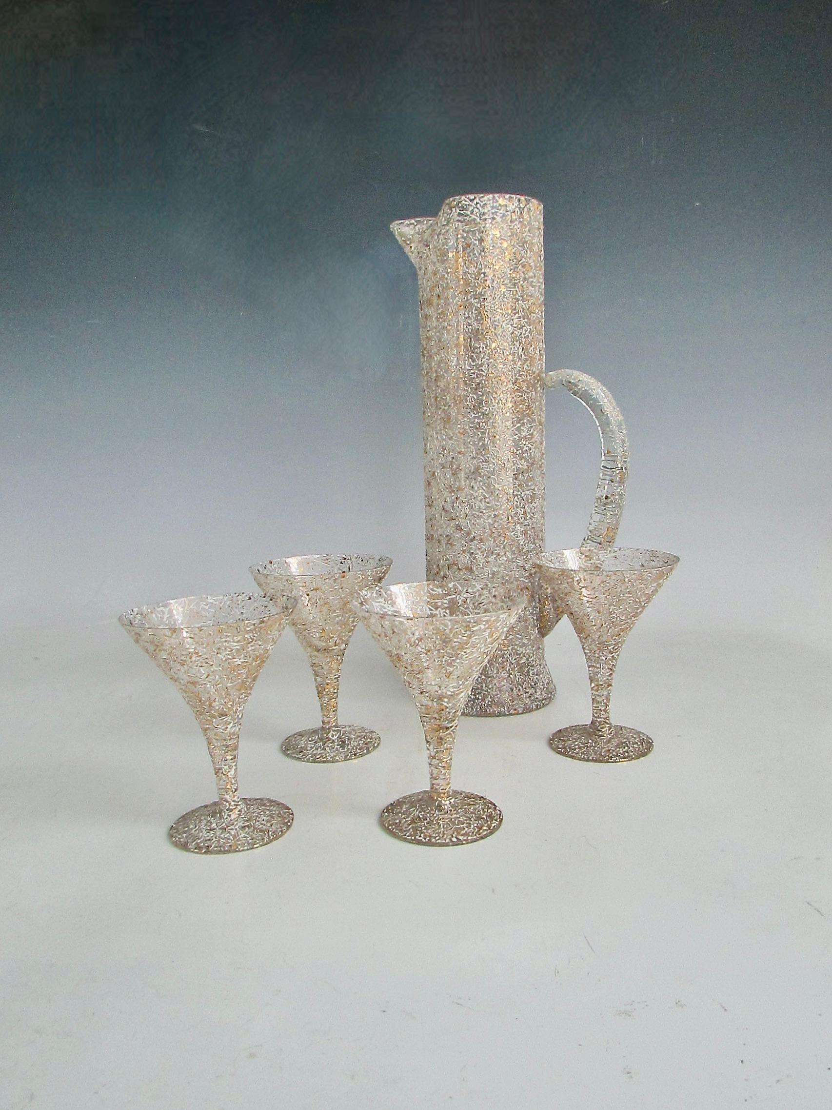Grand pichet à martini des années 1950 avec quatre verres à décor de mouchetures dorées et blanches. en vente 6