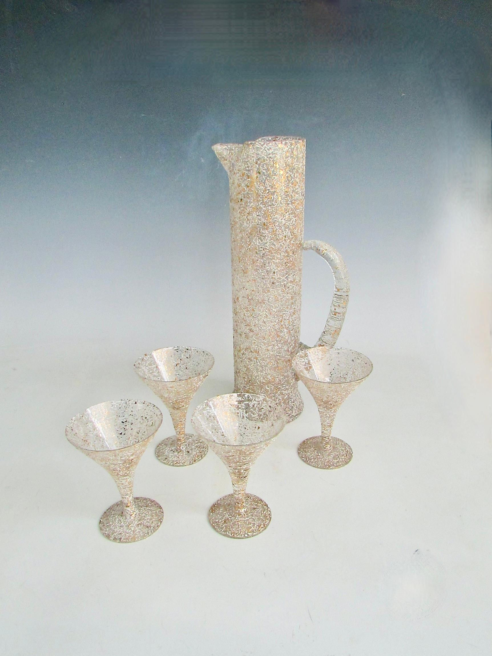 Grand pichet à martini des années 1950 avec quatre verres à décor de mouchetures dorées et blanches. en vente 7