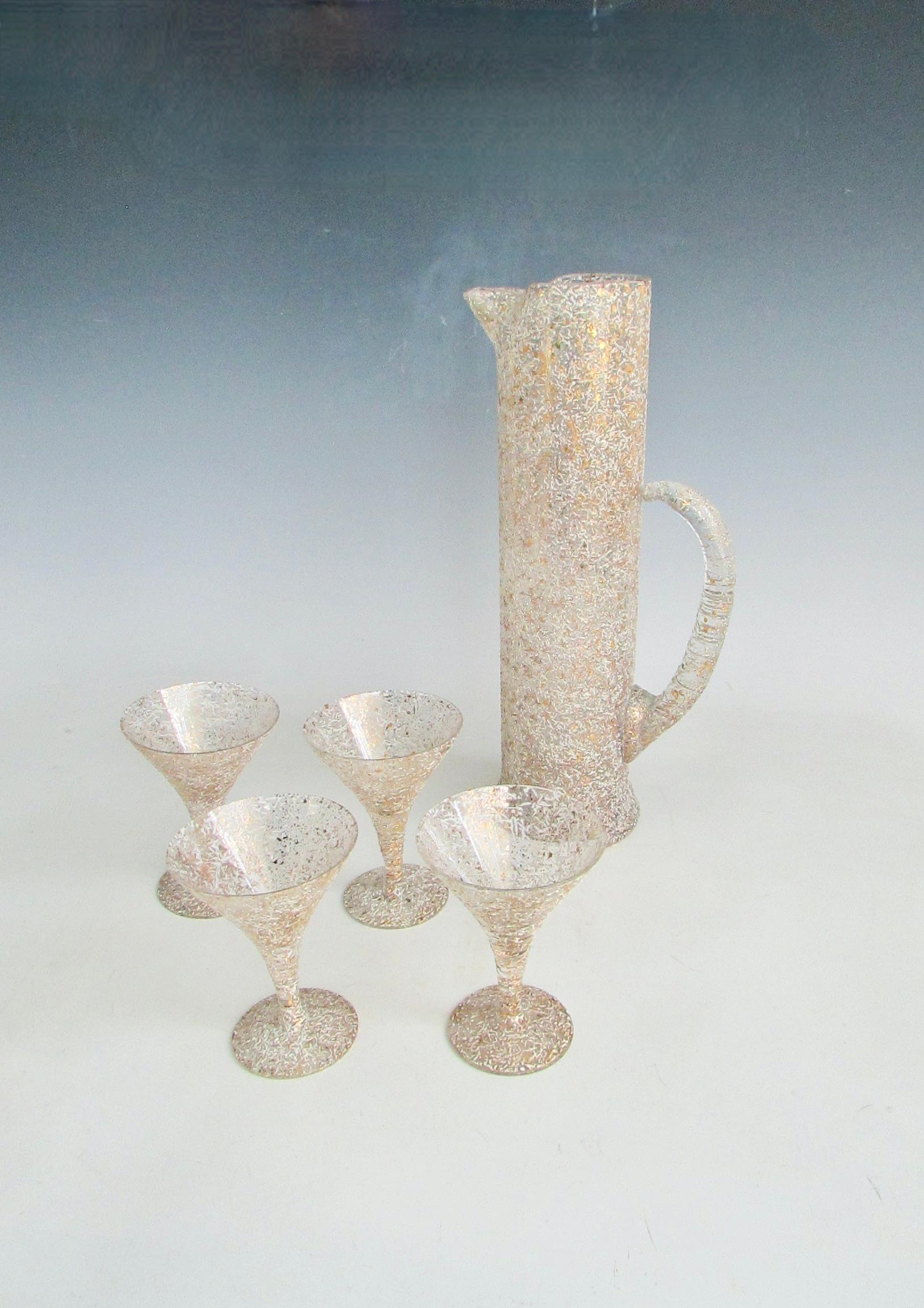Grand pichet à martini des années 1950 avec quatre verres à décor de mouchetures dorées et blanches. en vente 8