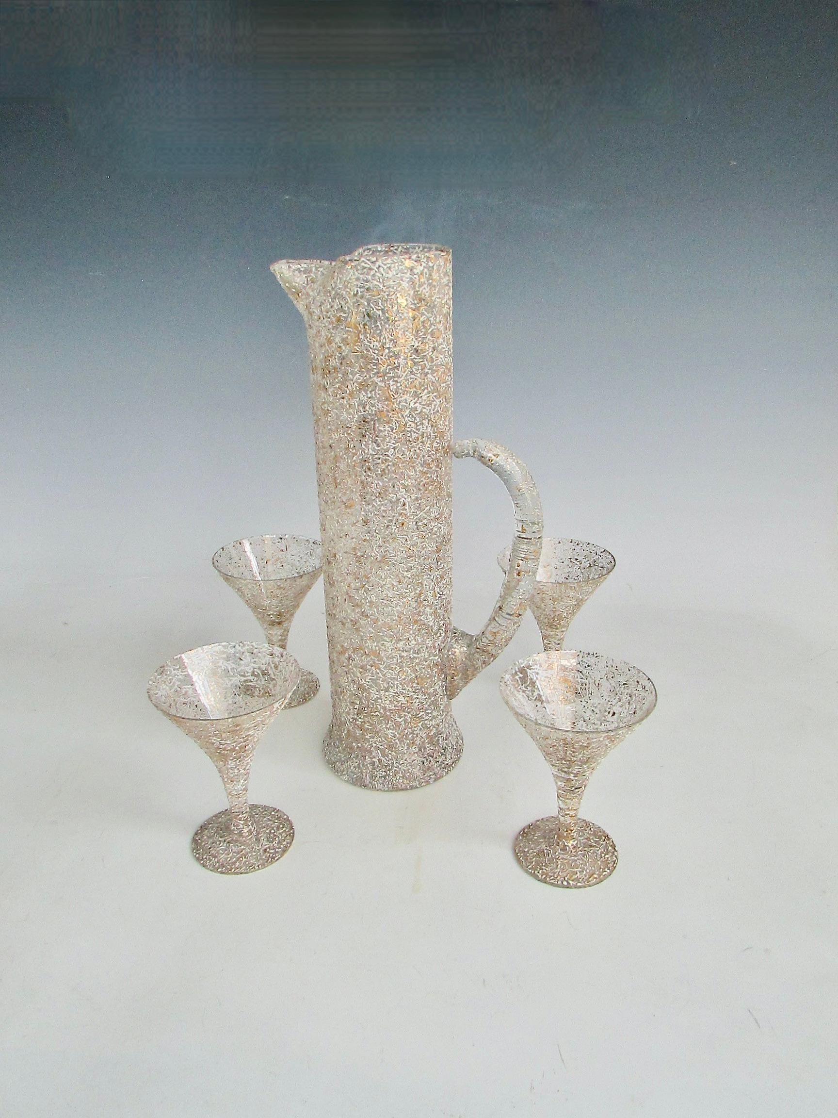 Grand pichet à martini des années 1950 avec quatre verres à décor de mouchetures dorées et blanches. en vente 9