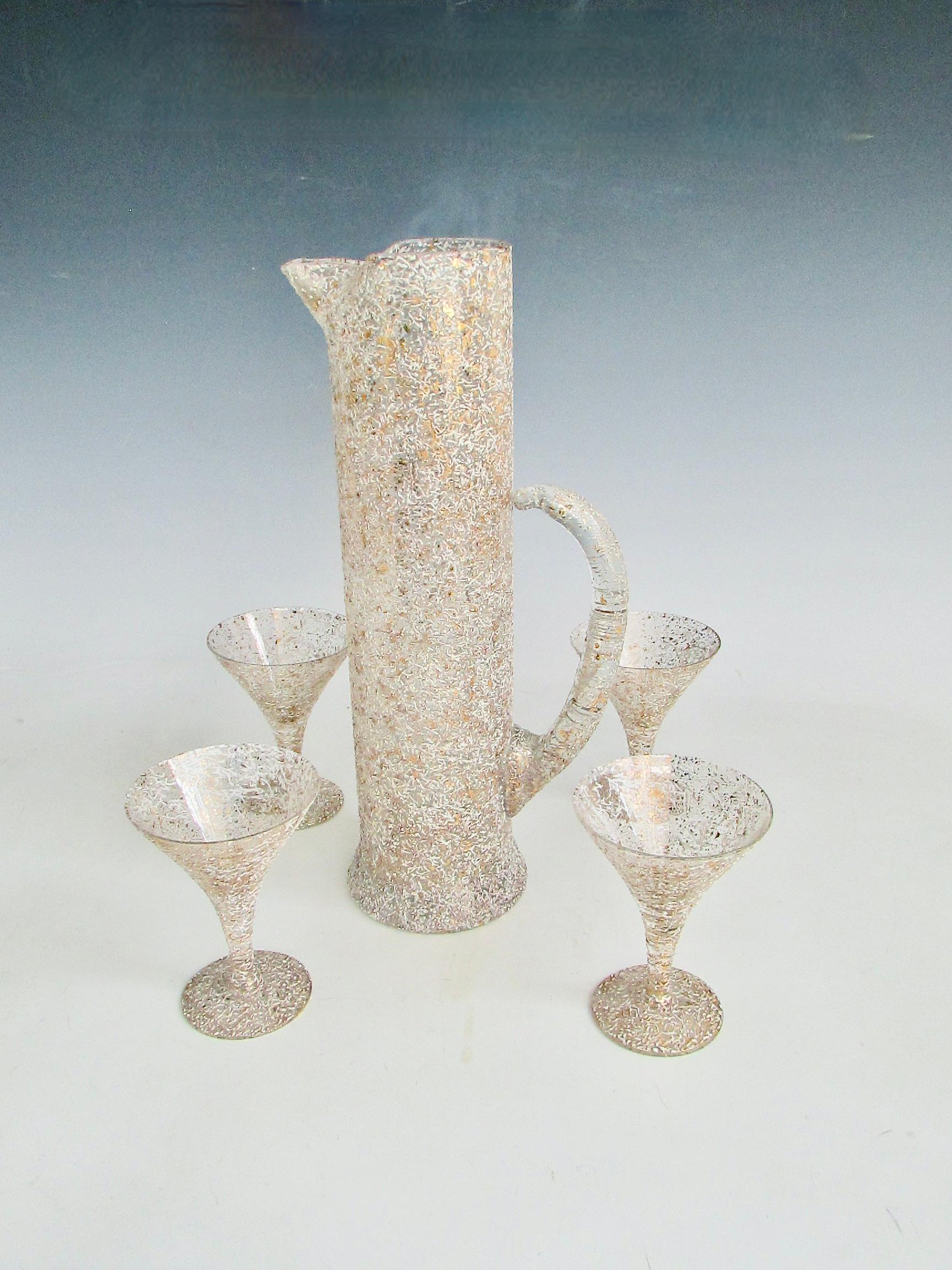 Grand pichet à martini des années 1950 avec quatre verres à décor de mouchetures dorées et blanches. en vente 10
