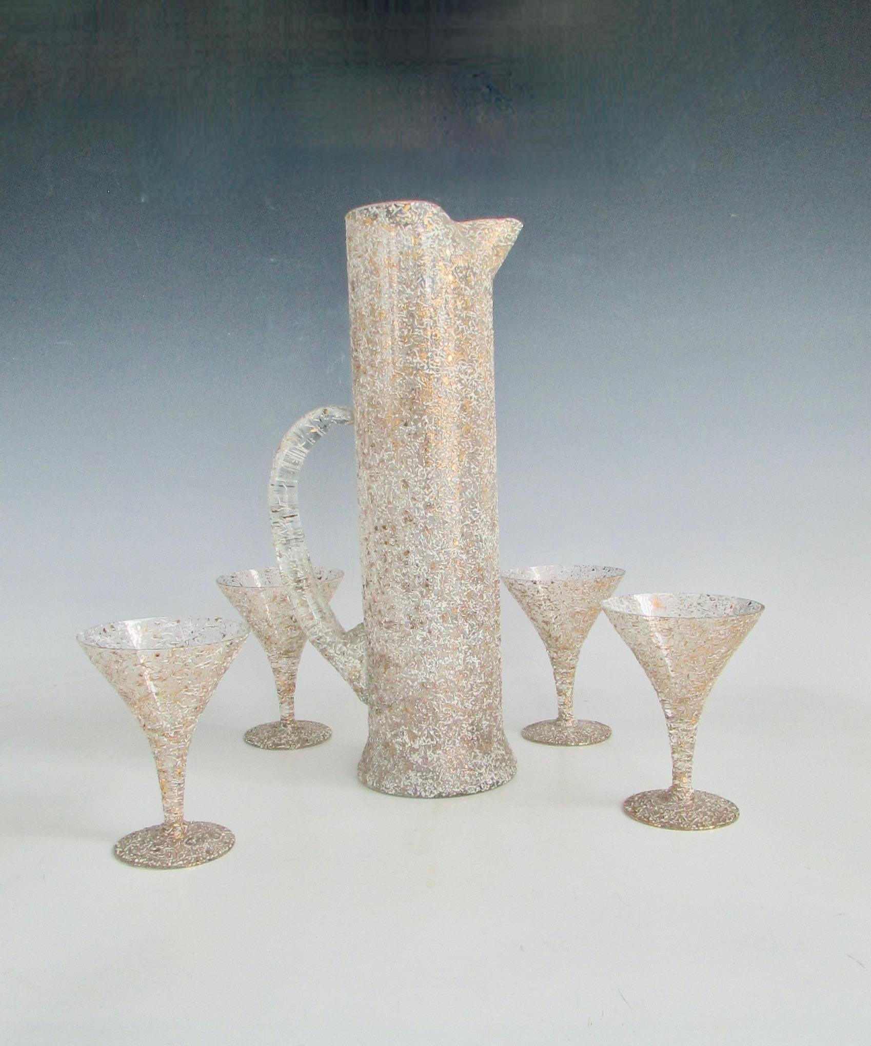 Ajoutez une touche d'élégance et de fantaisie à votre service de martini. Grand pichet à Martini ou Margurita avec quatre verres d'époque. Les verres en bon état mesurent 4,5