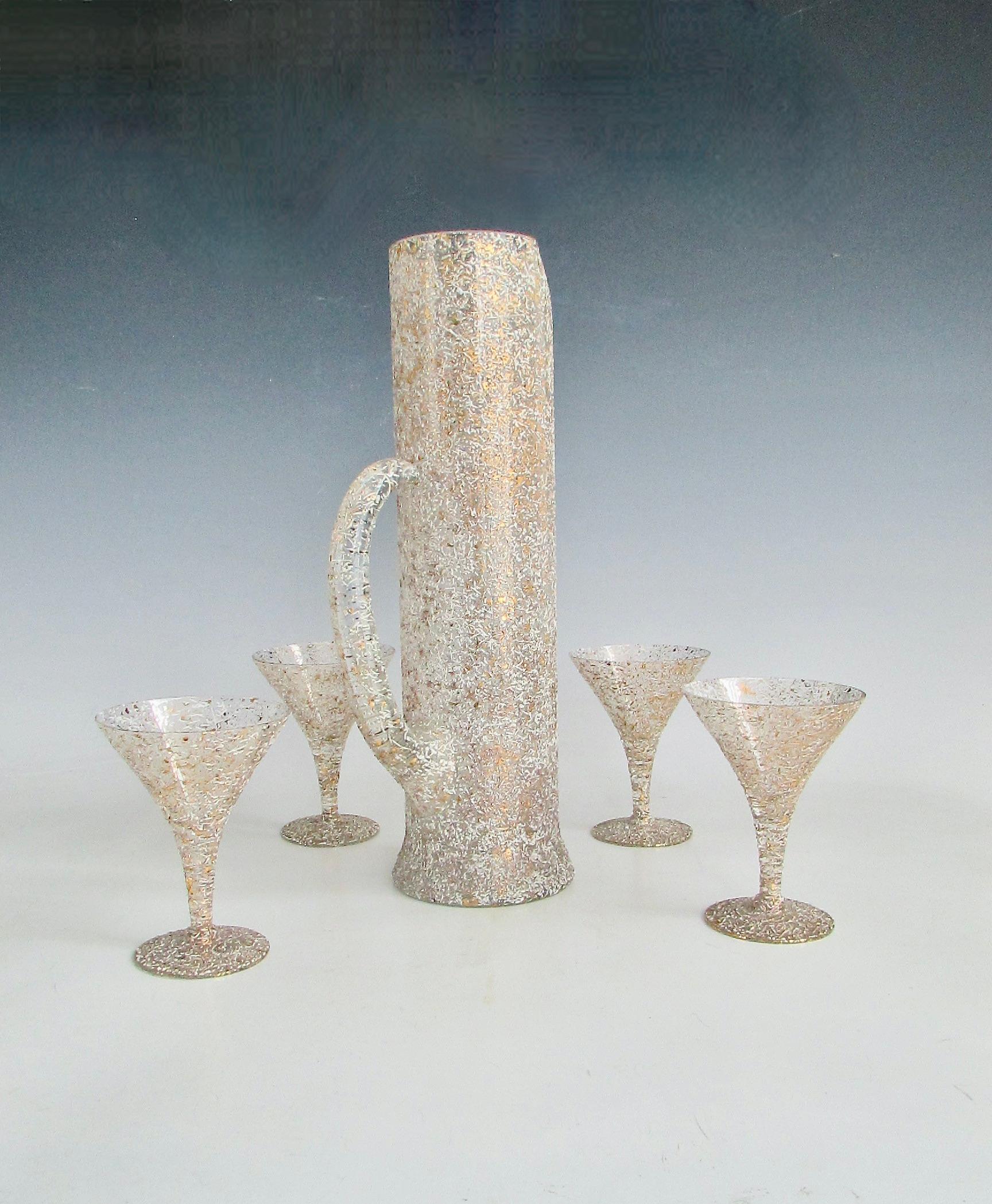 Mid-Century Modern Grand pichet à martini des années 1950 avec quatre verres à décor de mouchetures dorées et blanches. en vente