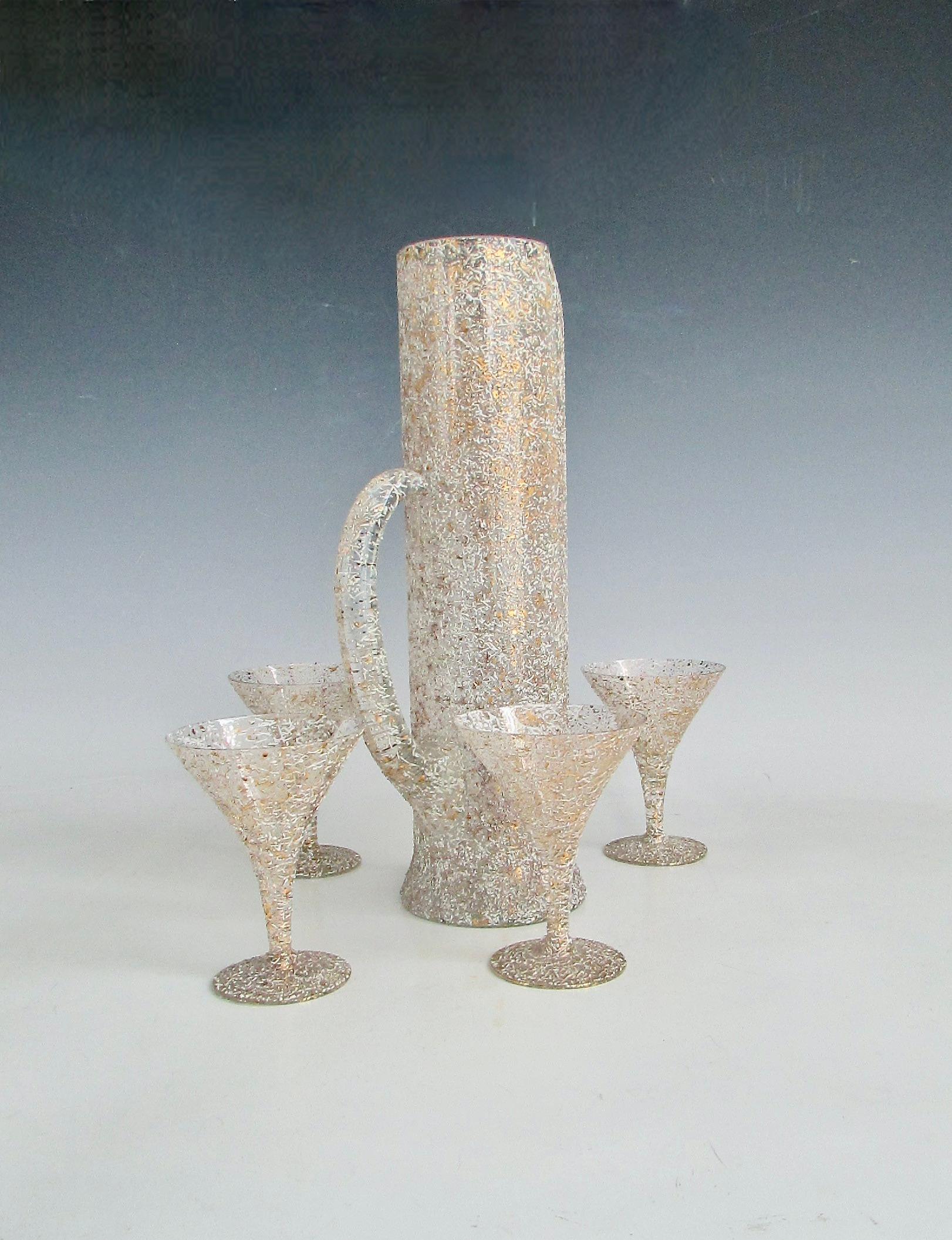 Américain Grand pichet à martini des années 1950 avec quatre verres à décor de mouchetures dorées et blanches. en vente