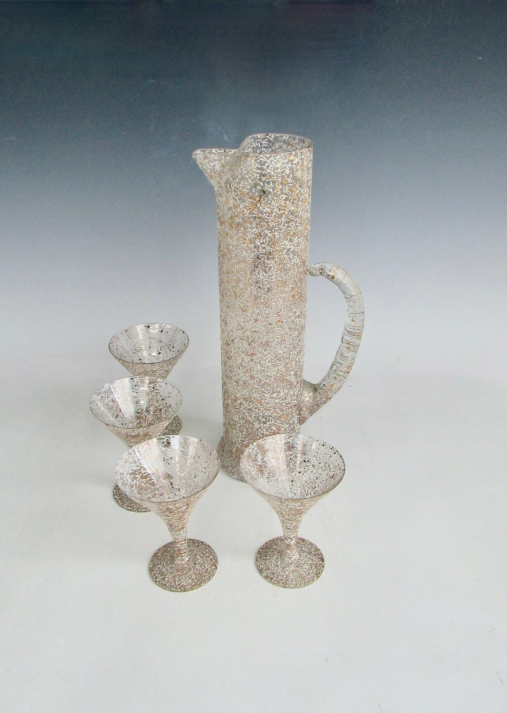 20ième siècle Grand pichet à martini des années 1950 avec quatre verres à décor de mouchetures dorées et blanches. en vente
