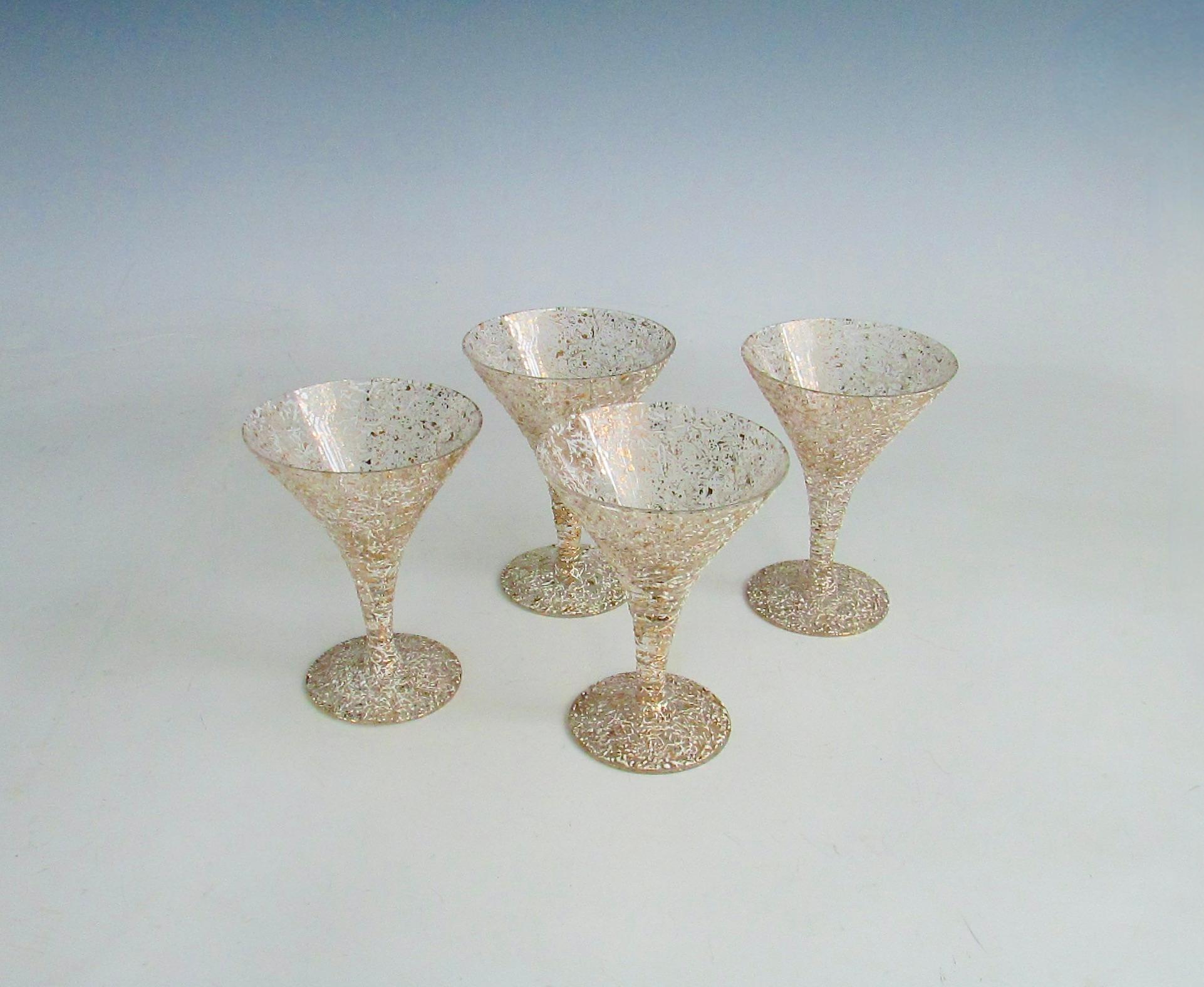 Grand pichet à martini des années 1950 avec quatre verres à décor de mouchetures dorées et blanches. en vente 1